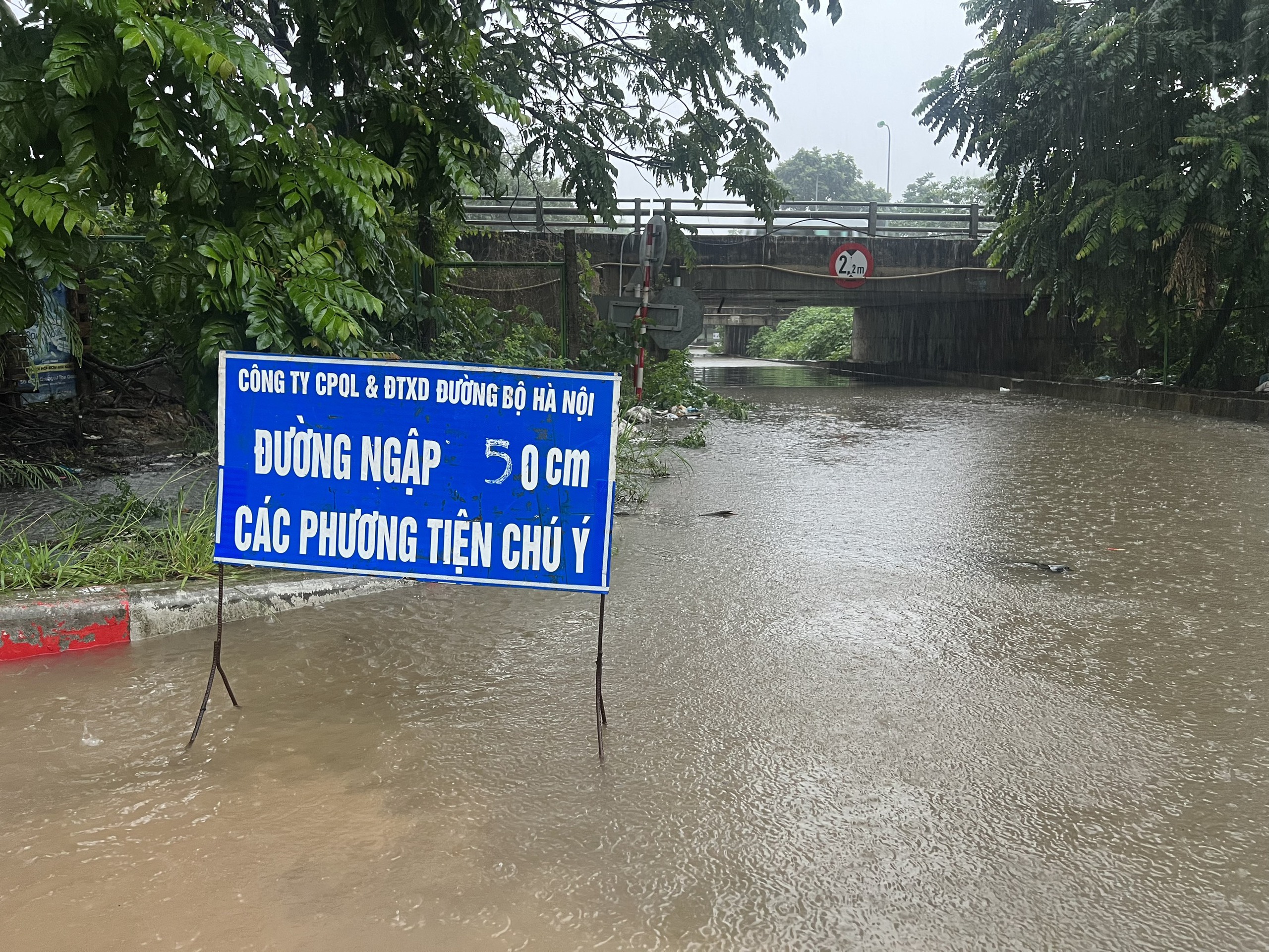 H&agrave; Nội: Người d&acirc;n b&igrave; b&otilde;m lội về nh&agrave; giờ tan tầm- Ảnh 6.