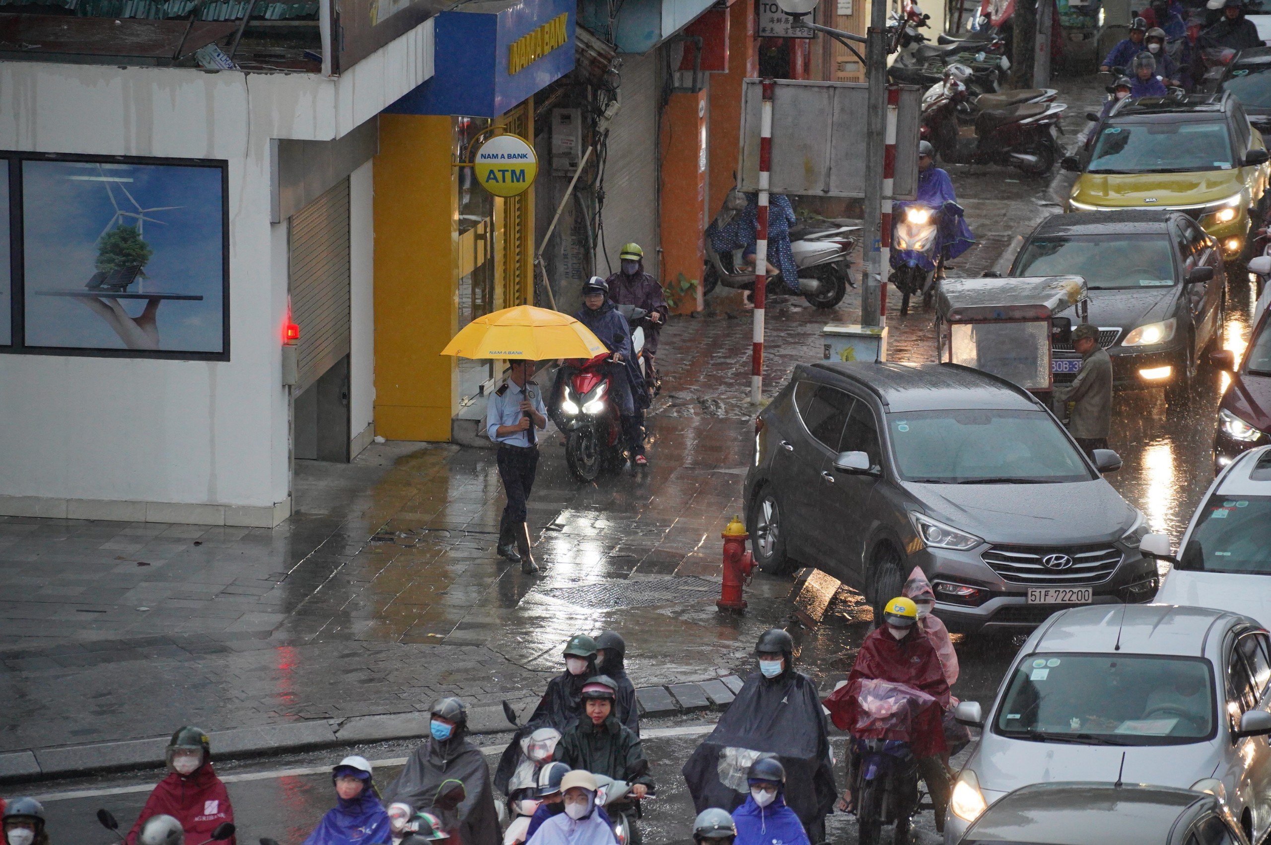 Mưa k&eacute;o d&agrave;i, người d&acirc;n H&agrave; Nội chật vật di chuyển tr&ecirc;n đường phố &ugrave;n tắc- Ảnh 12.