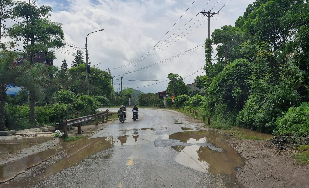 Xe qu&aacute; tải phục vụ nạo v&eacute;t l&ograve;ng hồ N&uacute;i Cốc, Th&aacute;i Nguy&ecirc;n- Ảnh 2.