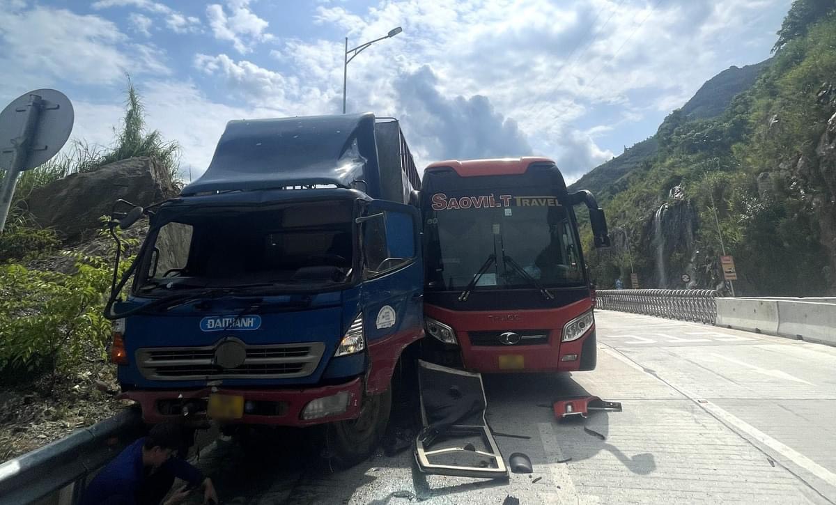 Xe tải mất phanh va v&agrave;o barie của trạm thu ph&iacute;, đ&acirc;m hư hỏng 2 phương tiện- Ảnh 1.