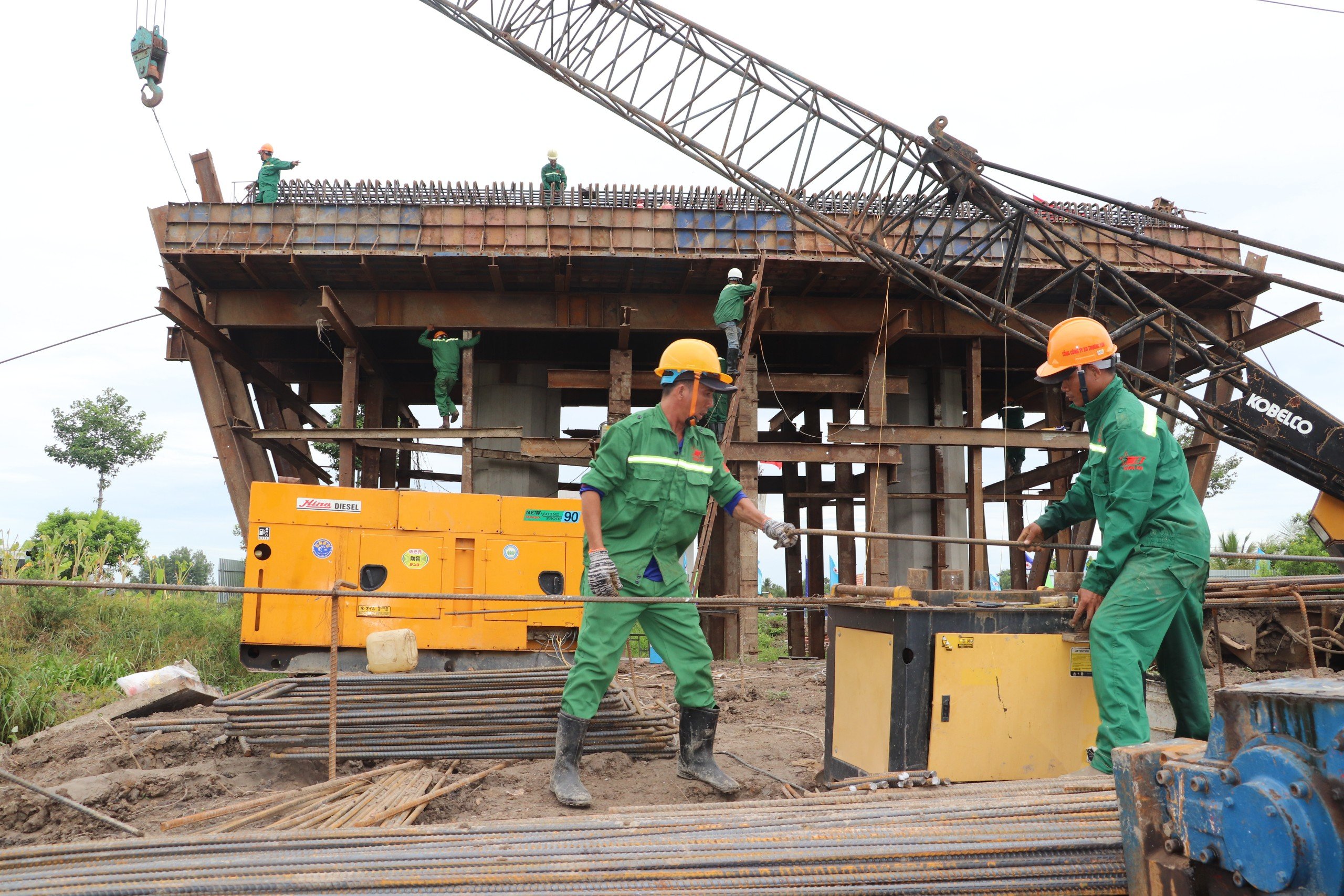 B&iacute; thư Hậu Giang ăn cơm c&ugrave;ng c&ocirc;ng nh&acirc;n tr&ecirc;n c&ocirc;ng trường cao tốc- Ảnh 3.