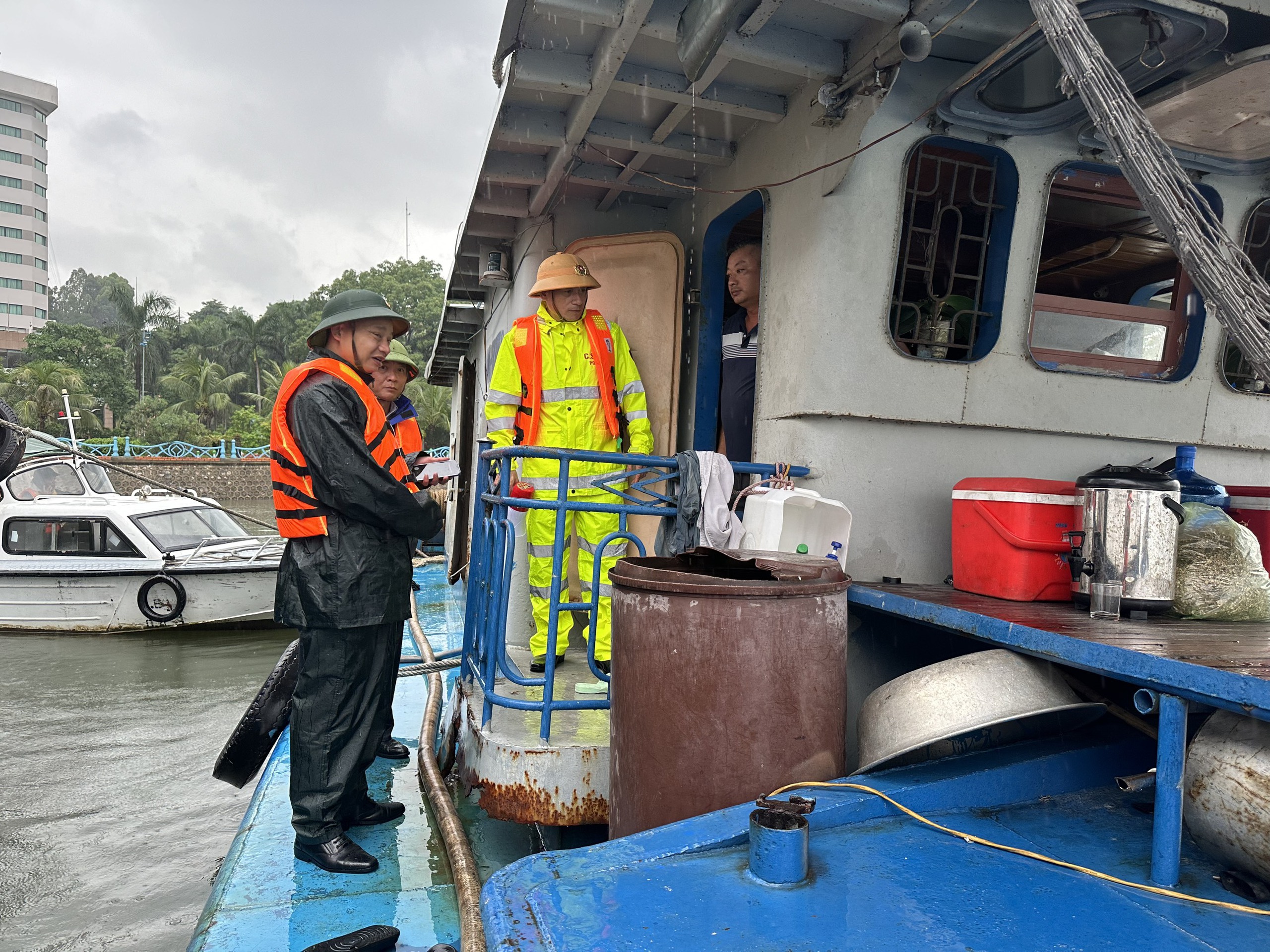 Cận cảnh c&acirc;y đổ, phố ngập, đường sạt lở ở Quảng Ninh sau b&atilde;o số 2- Ảnh 9.