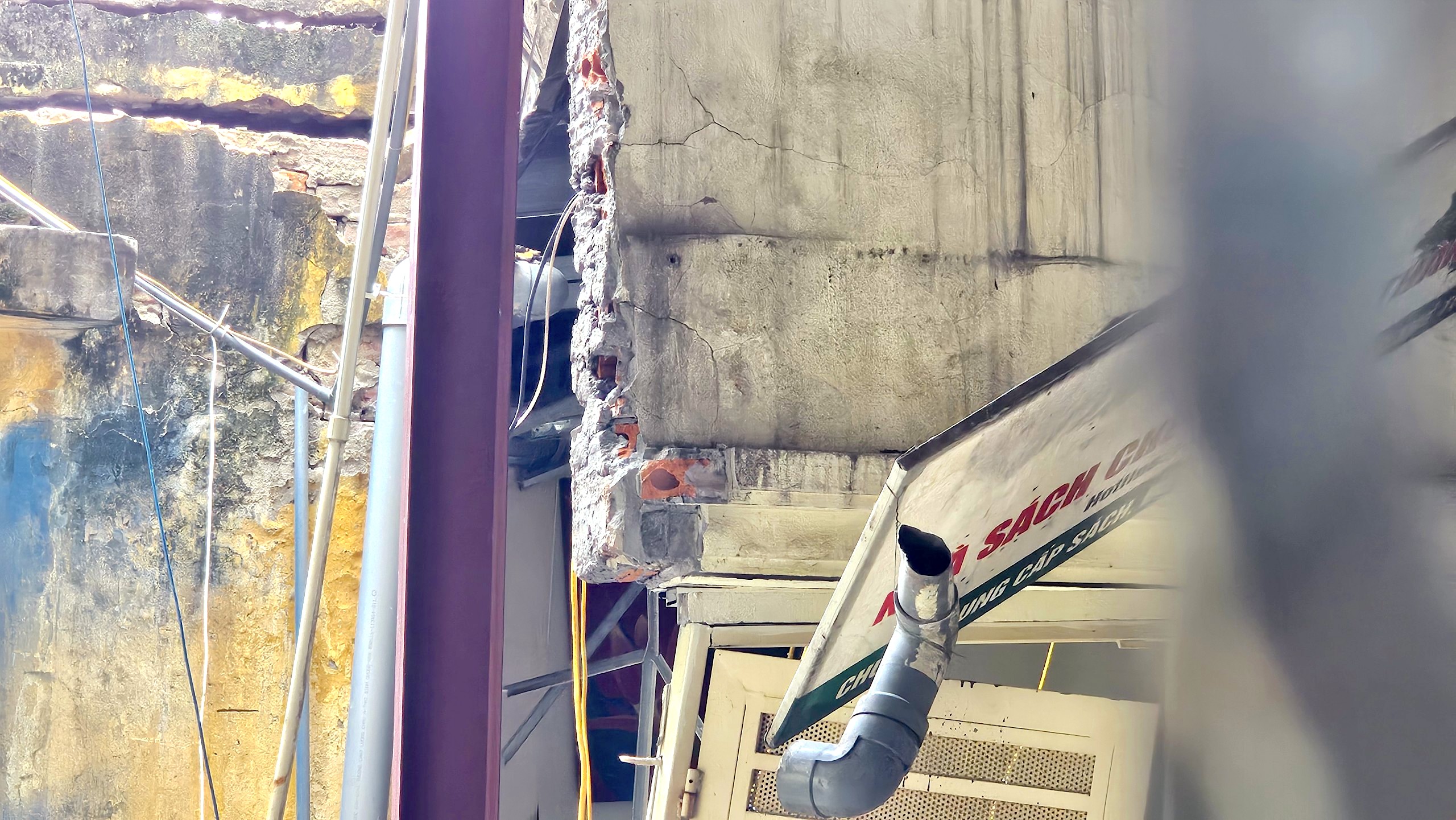 Bất an cuộc sống b&ecirc;n "hố tử thần" s&acirc;u hoắm giữa khu d&acirc;n cư ở H&agrave; Nội- Ảnh 6.