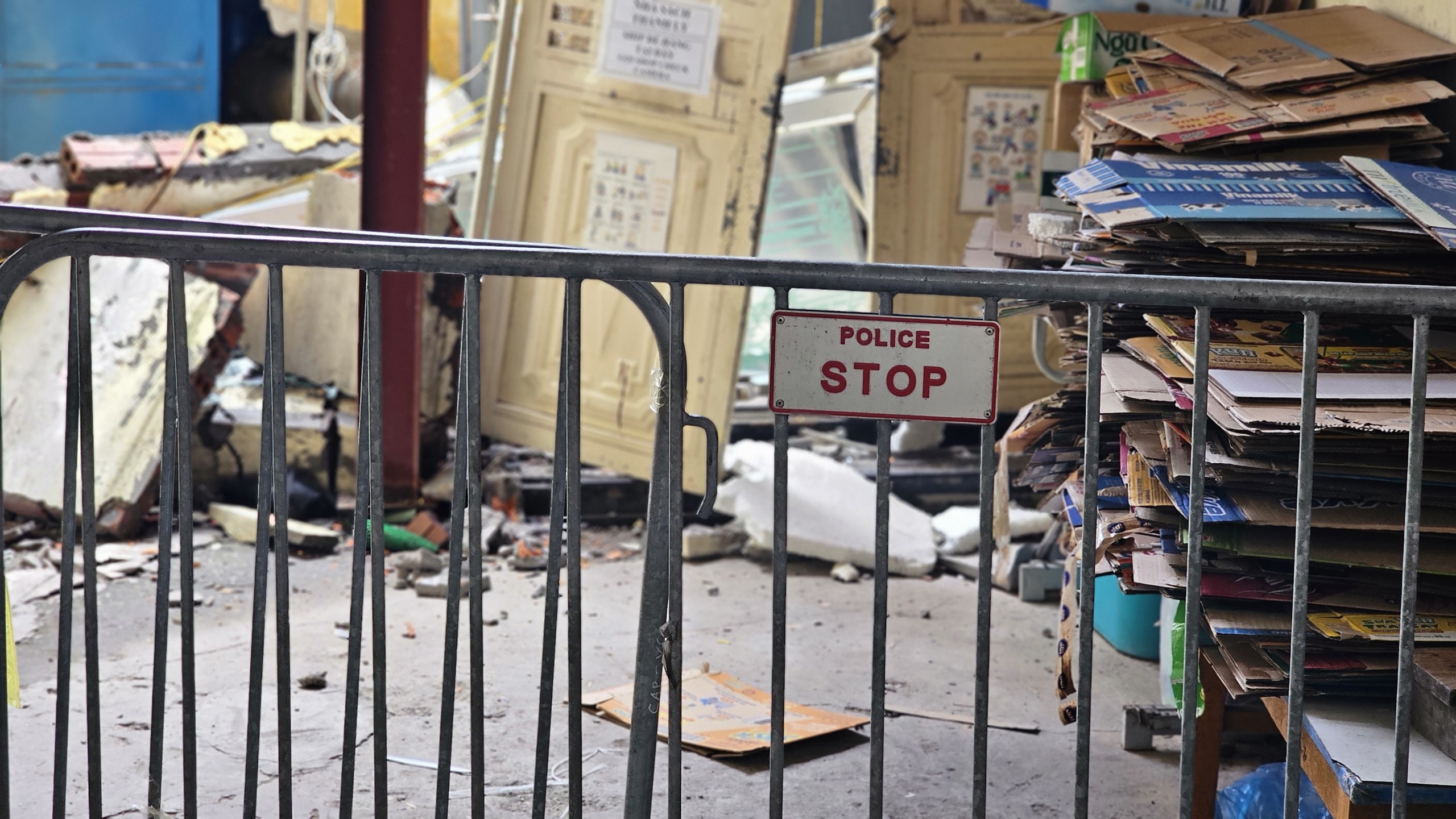 Bất an cuộc sống b&ecirc;n "hố tử thần" s&acirc;u hoắm giữa khu d&acirc;n cư ở H&agrave; Nội- Ảnh 10.