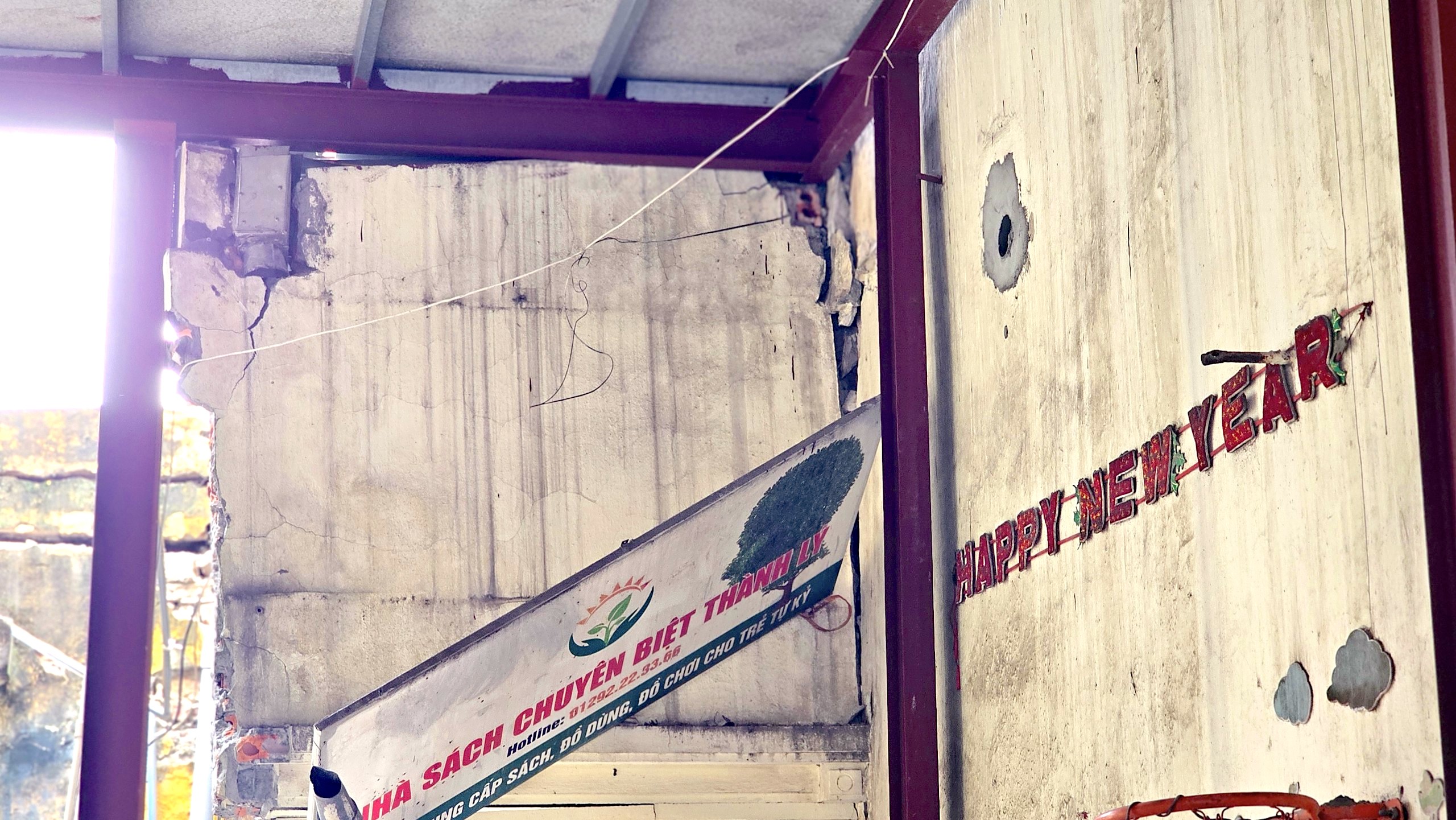 Bất an cuộc sống b&ecirc;n "hố tử thần" s&acirc;u hoắm giữa khu d&acirc;n cư ở H&agrave; Nội- Ảnh 8.