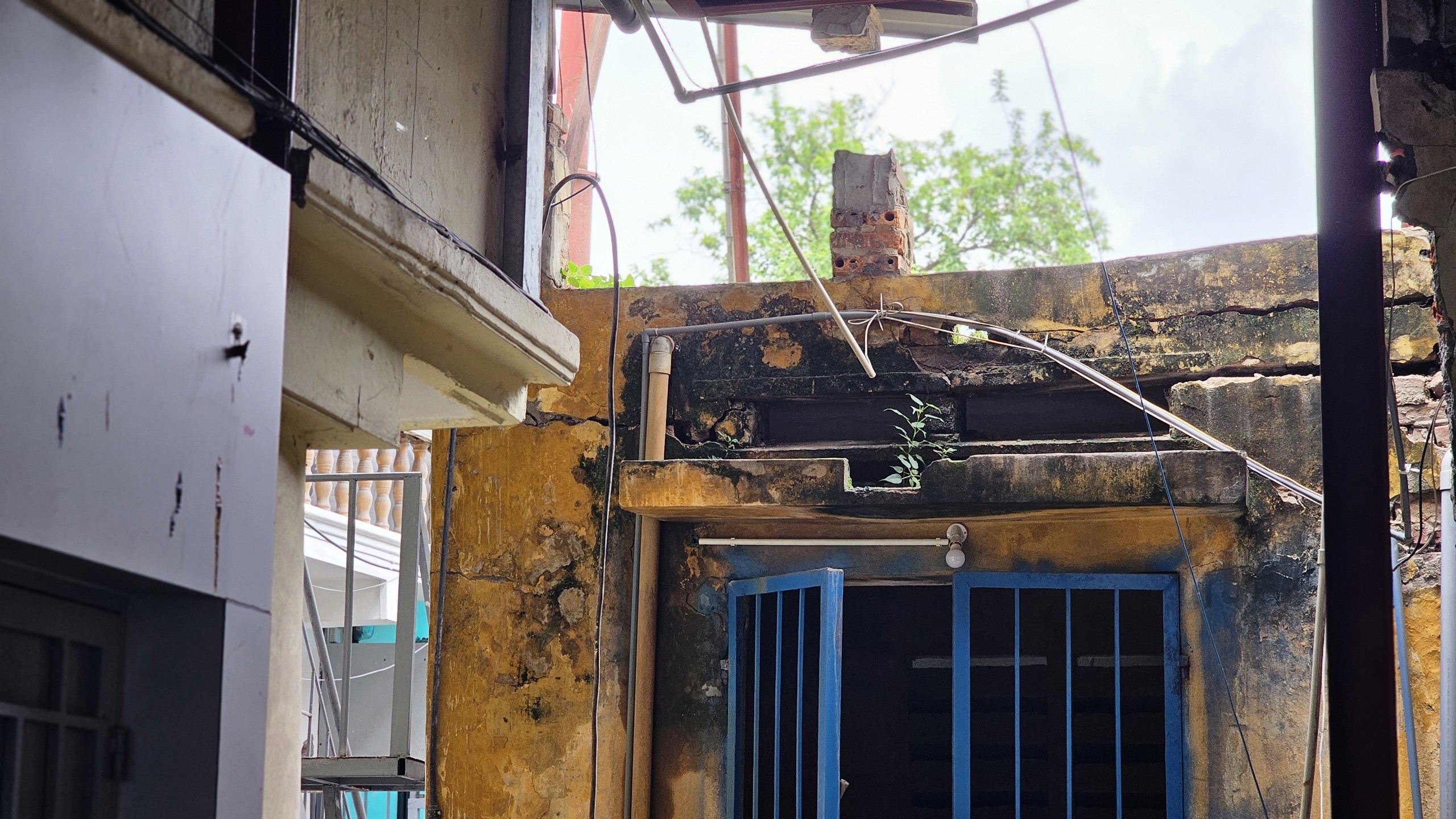 Bất an cuộc sống b&ecirc;n "hố tử thần" s&acirc;u hoắm giữa khu d&acirc;n cư ở H&agrave; Nội- Ảnh 5.