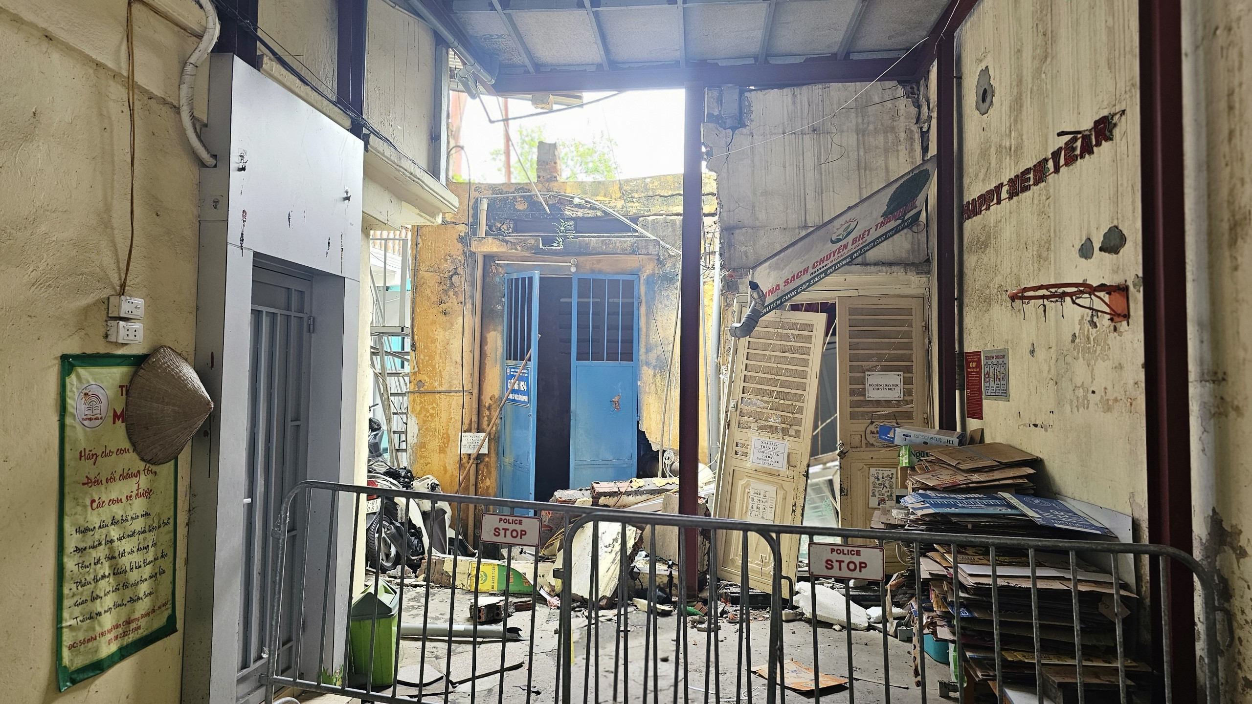 Bất an cuộc sống b&ecirc;n "hố tử thần" s&acirc;u hoắm giữa khu d&acirc;n cư ở H&agrave; Nội- Ảnh 3.