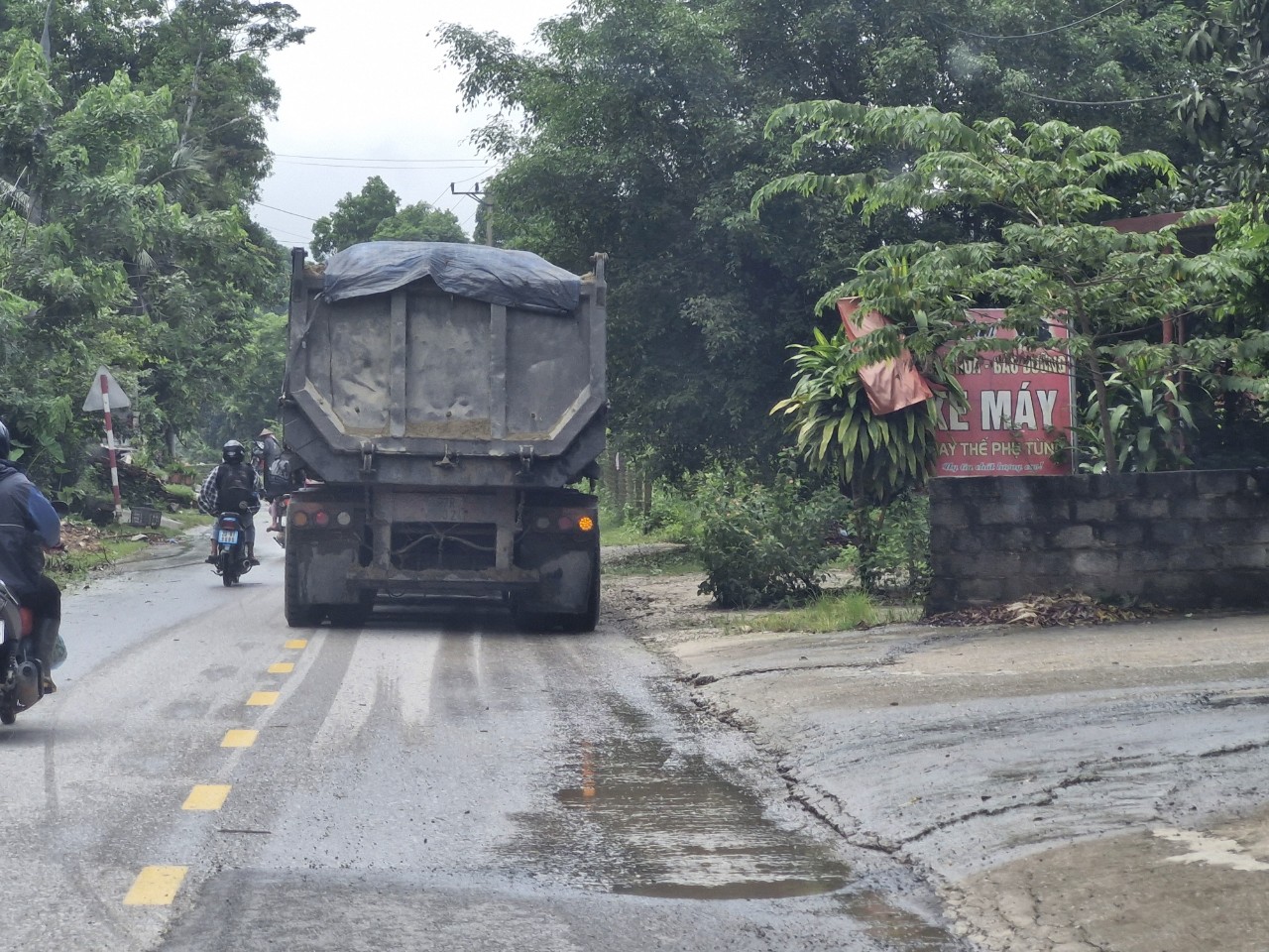 Xe qu&aacute; tải phục vụ nạo v&eacute;t l&ograve;ng hồ N&uacute;i Cốc, Th&aacute;i Nguy&ecirc;n- Ảnh 3.