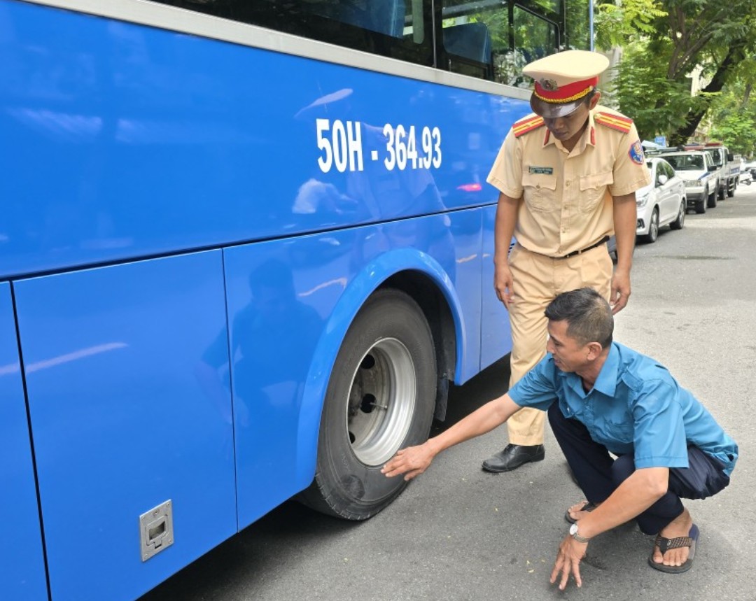 Lập bi&ecirc;n bản, tạm giữ xe bu&yacute;t tạt đầu khiến 2 người tr&ecirc;n xe m&aacute;y ng&atilde; văng ra đường- Ảnh 2.