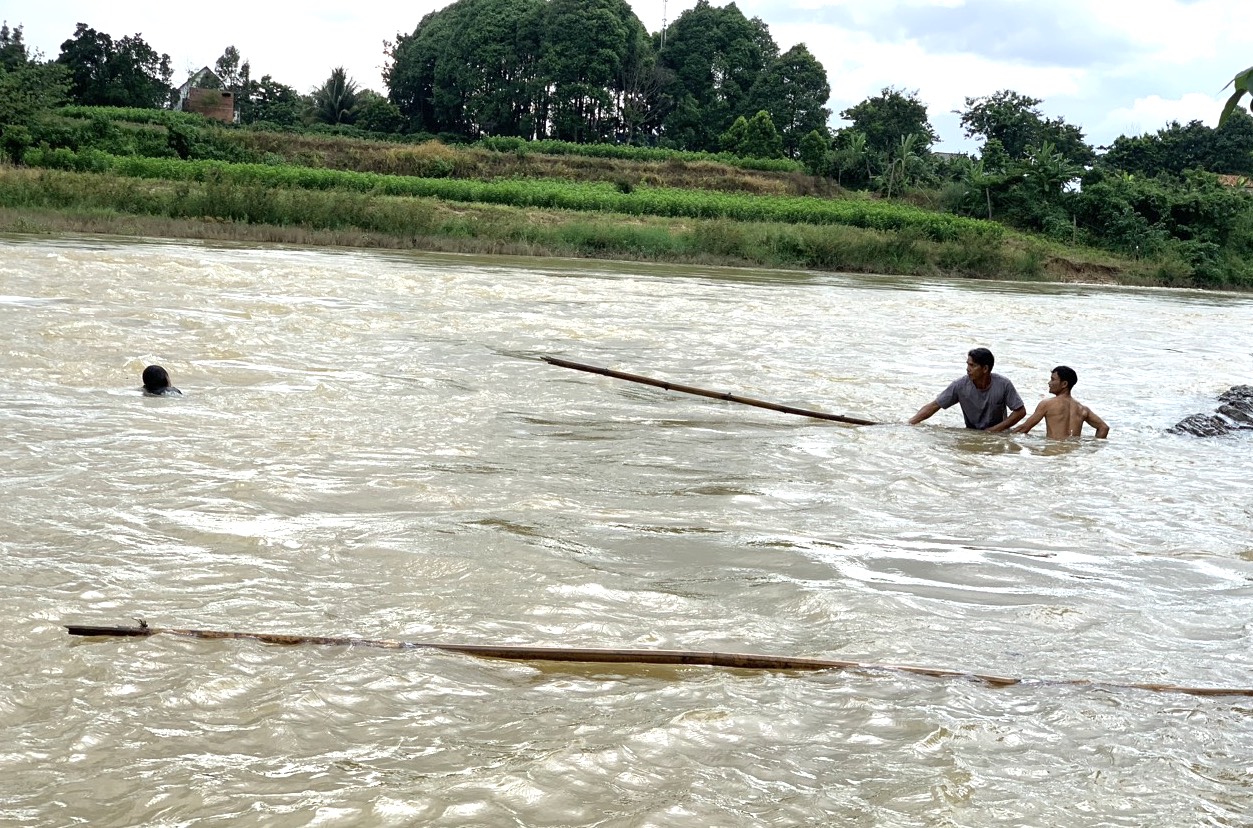 Nghe tiếng b&eacute; g&aacute;i k&ecirc;u cứu tr&ecirc;n s&ocirc;ng, c&aacute;n bộ x&atilde; v&agrave; người d&acirc;n cứu sống trong gang tấc- Ảnh 1.