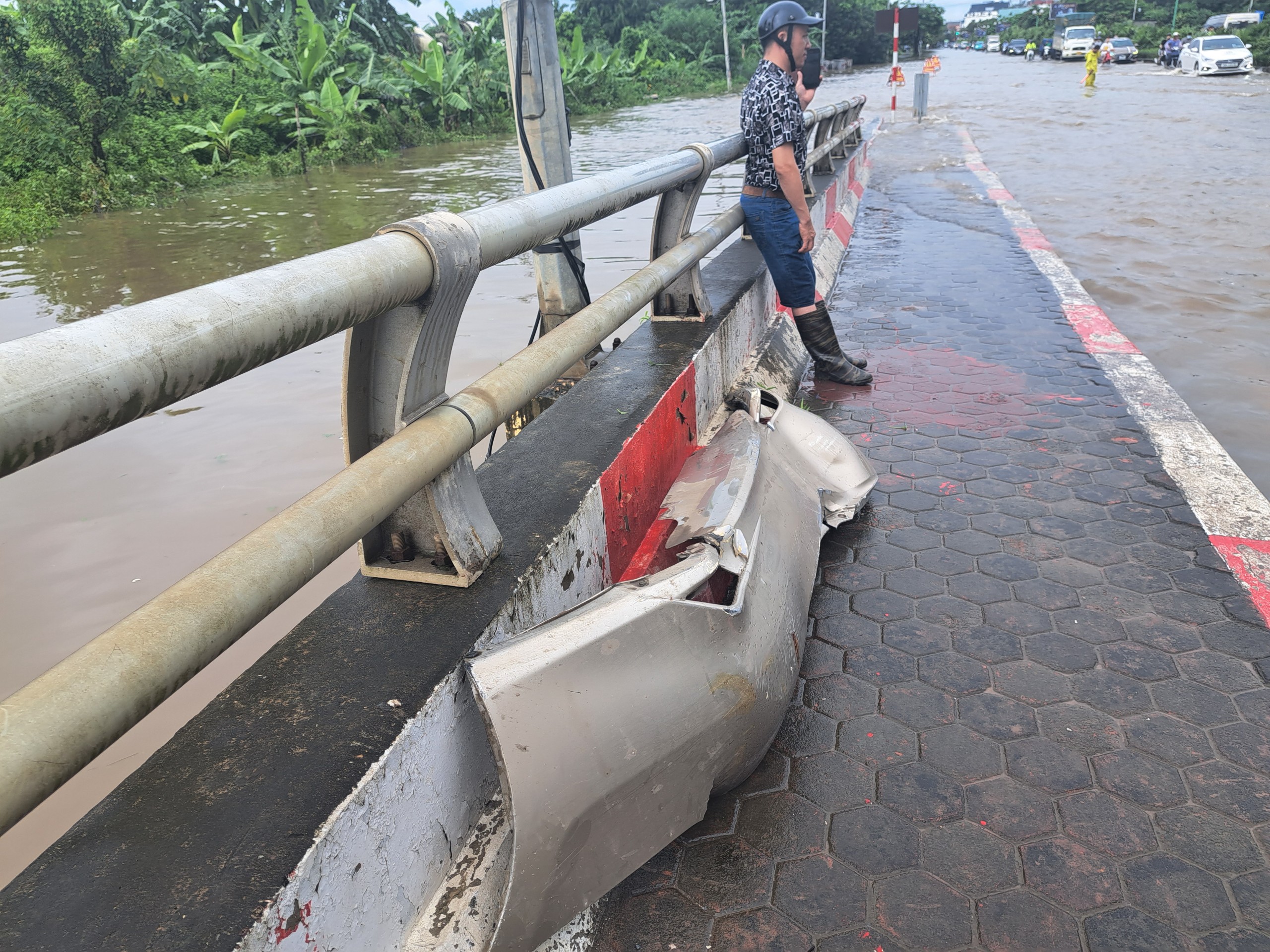 Hết mưa, đường H&agrave; Nội vẫn như s&ocirc;ng, xe chết m&aacute;y h&agrave;ng loạt- Ảnh 4.