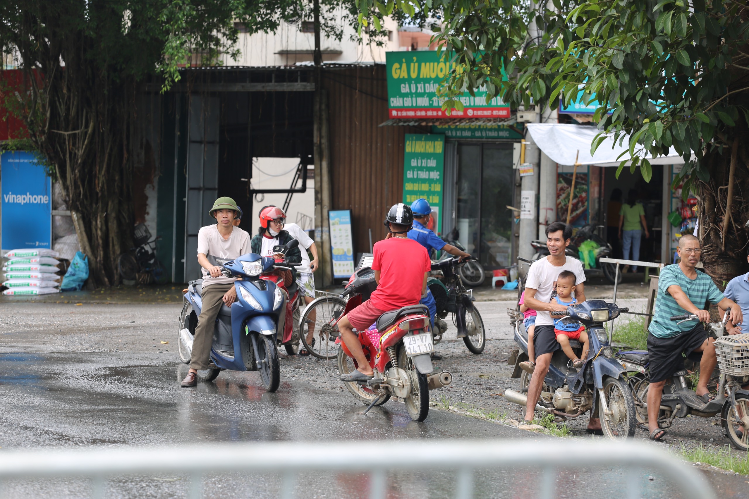 H&agrave; Nội: Tỉnh lộ 421 ngập s&acirc;u do mưa sau b&atilde;o, xe chết m&aacute;y la liệt- Ảnh 8.