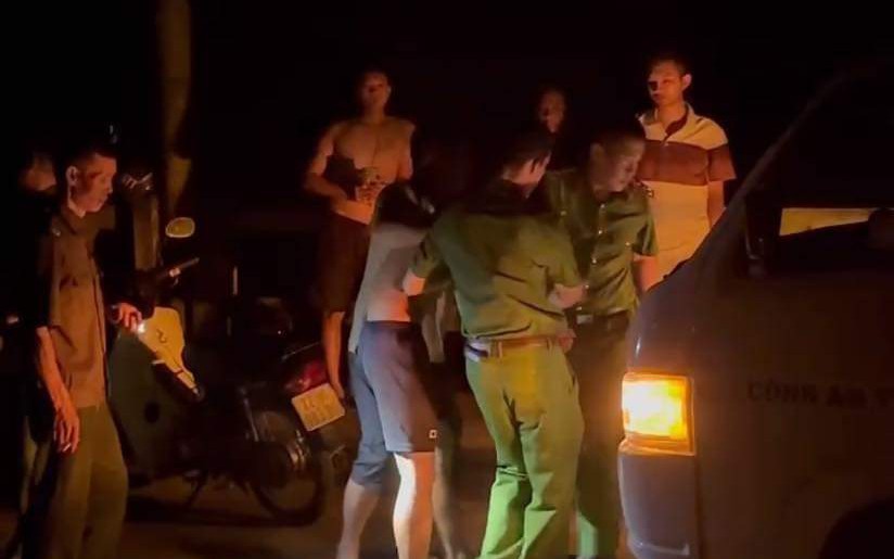 Giải cứu người đ&agrave;n &ocirc;ng &ocirc;m con g&aacute;i định nhảy cầu tự tử