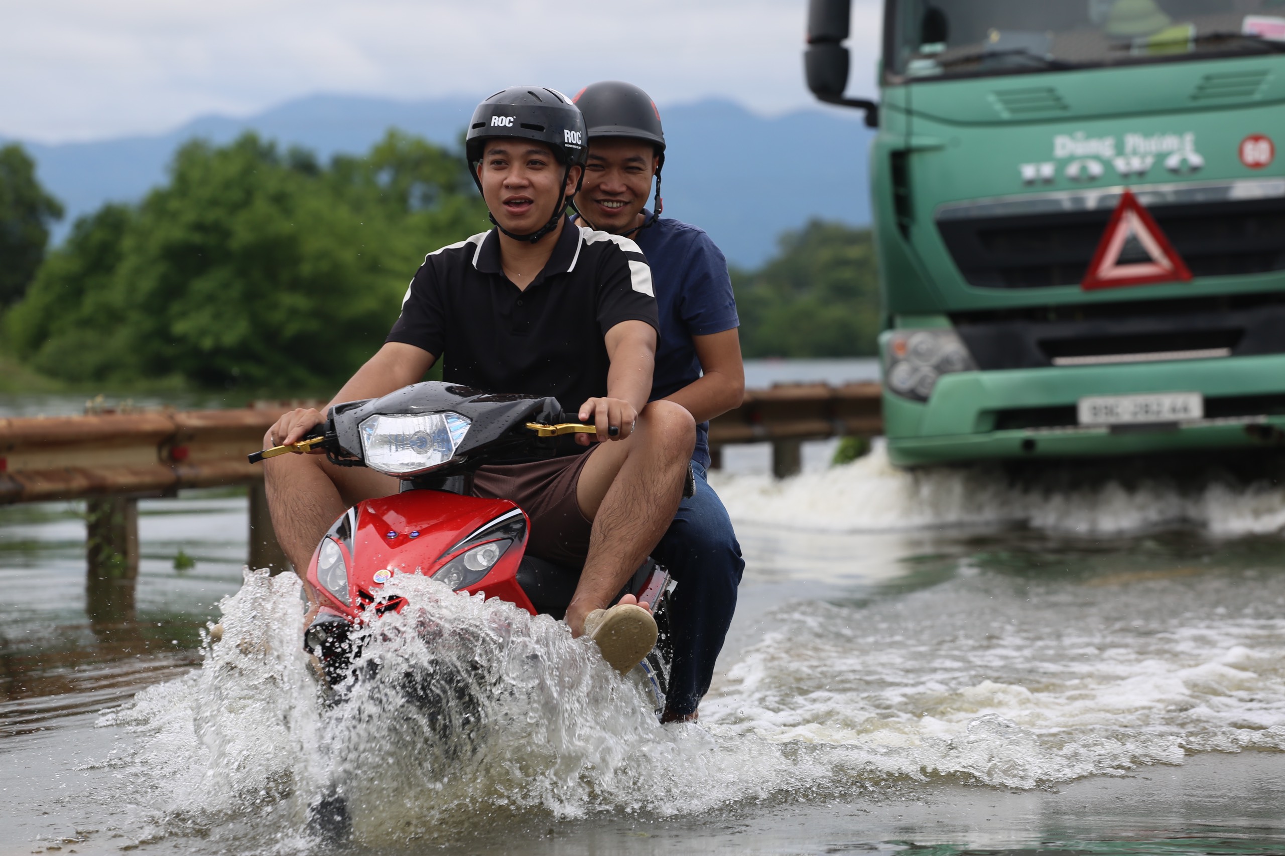H&agrave; Nội: Tỉnh lộ 421 ngập s&acirc;u do mưa sau b&atilde;o, xe chết m&aacute;y la liệt- Ảnh 10.