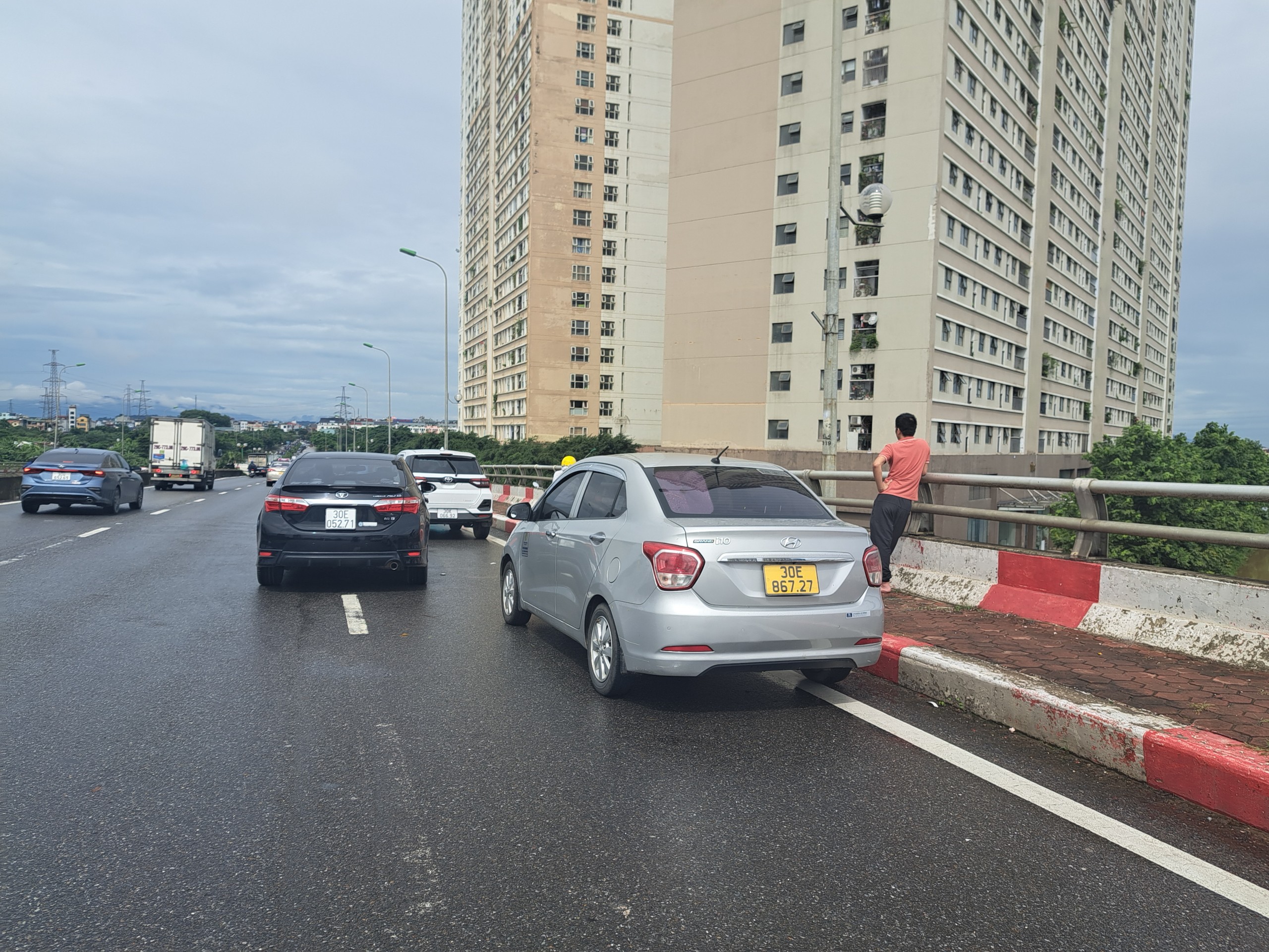 Hết mưa, đường H&agrave; Nội vẫn như s&ocirc;ng, xe chết m&aacute;y h&agrave;ng loạt- Ảnh 8.