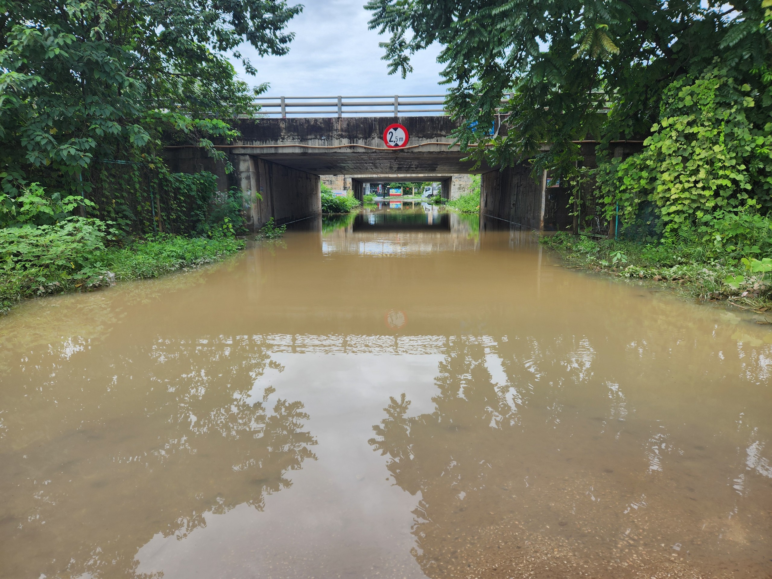 Hết mưa, đường H&agrave; Nội vẫn như s&ocirc;ng, xe chết m&aacute;y h&agrave;ng loạt- Ảnh 21.
