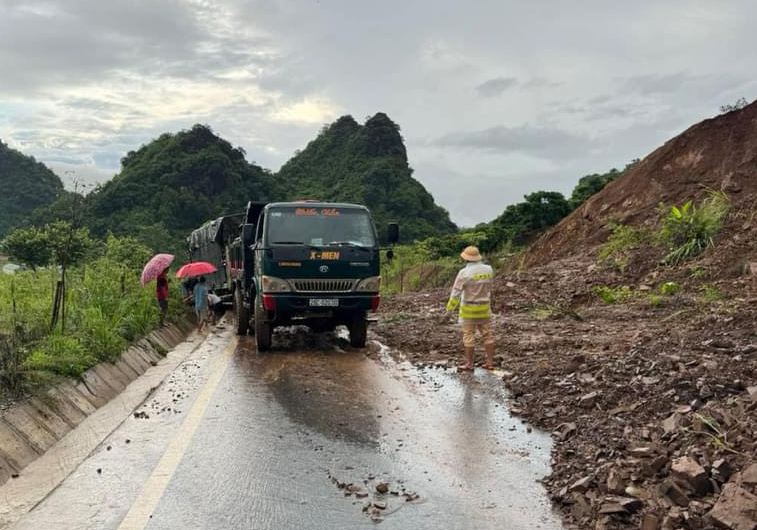28 tuyến đường ở Sơn La hư hỏng do b&atilde;o số 2- Ảnh 1.