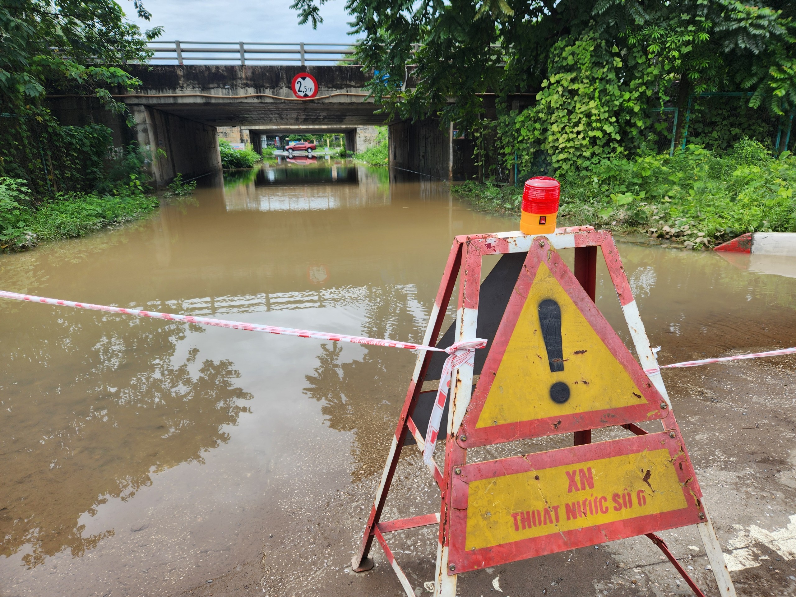 Hết mưa, đường H&agrave; Nội vẫn như s&ocirc;ng, xe chết m&aacute;y h&agrave;ng loạt- Ảnh 22.
