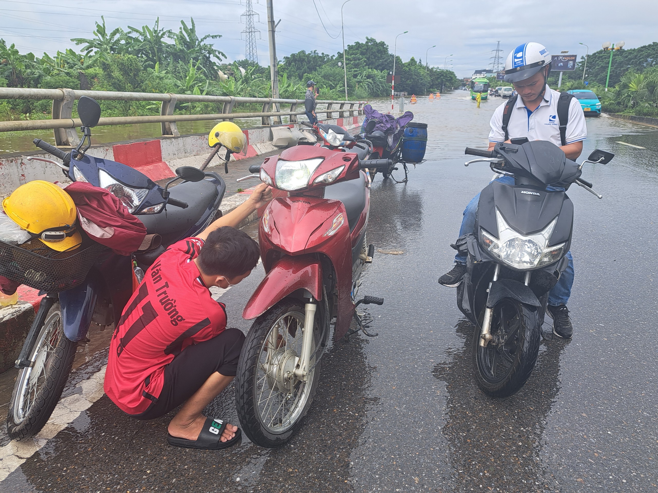 Hết mưa, đường H&agrave; Nội vẫn như s&ocirc;ng, xe chết m&aacute;y h&agrave;ng loạt- Ảnh 2.