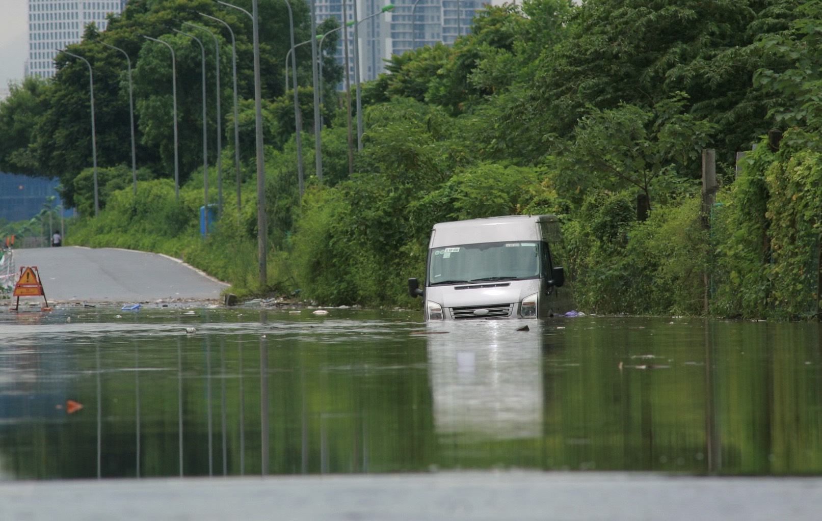 Hết mưa, đường H&agrave; Nội vẫn như s&ocirc;ng, xe chết m&aacute;y h&agrave;ng loạt- Ảnh 24.