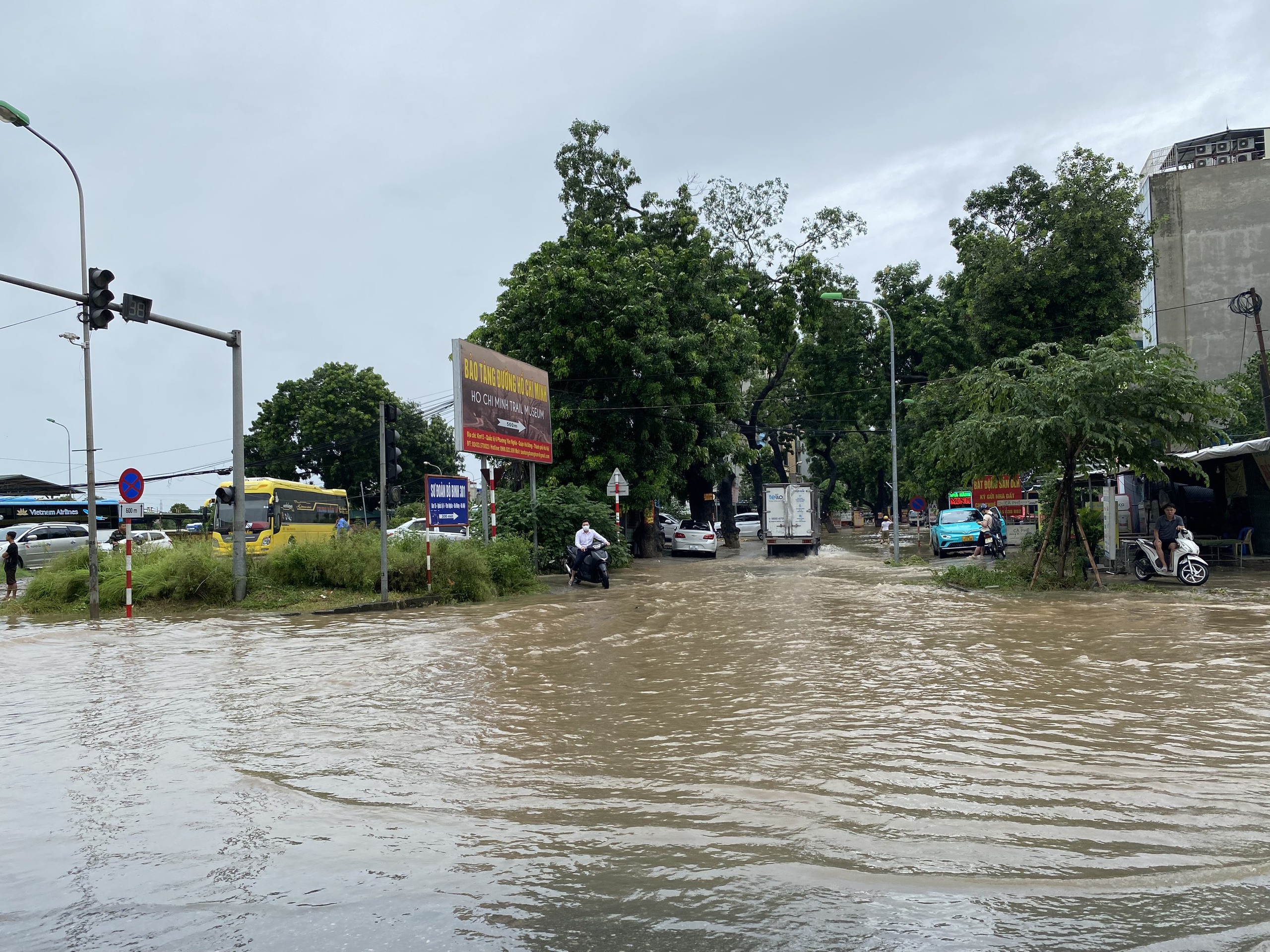 Hết mưa, đường H&agrave; Nội vẫn như s&ocirc;ng, xe chết m&aacute;y h&agrave;ng loạt- Ảnh 25.