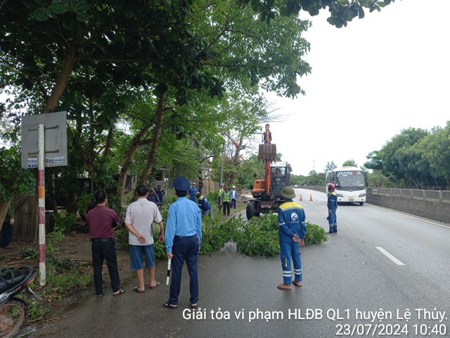 Quảng B&igrave;nh: Th&aacute;o dỡ h&agrave;ng qu&aacute;n lấn chiếm, quốc lộ 1A th&ocirc;ng tho&aacute;ng- Ảnh 2.