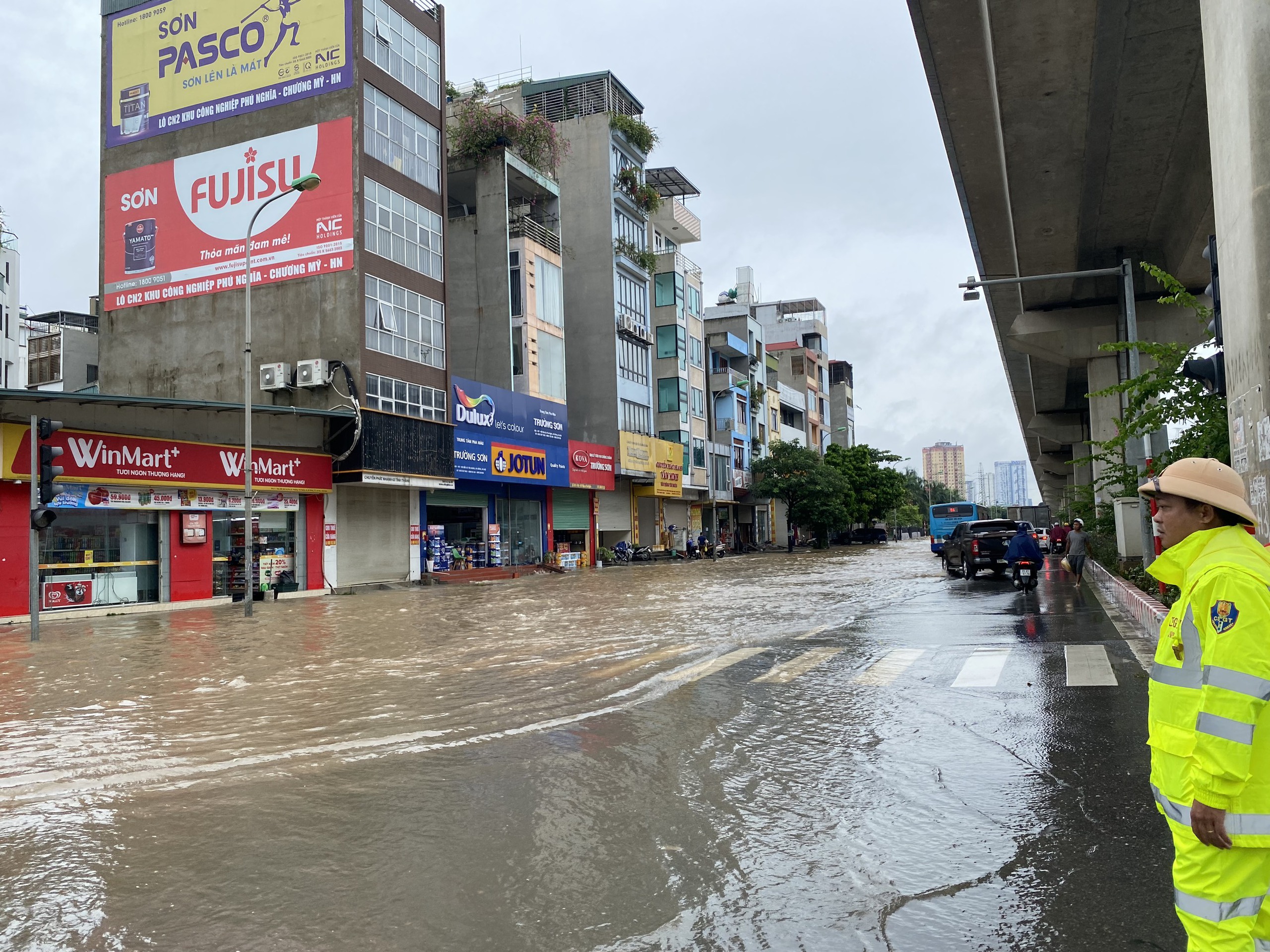 Hết mưa, đường H&agrave; Nội vẫn như s&ocirc;ng, xe chết m&aacute;y h&agrave;ng loạt- Ảnh 11.