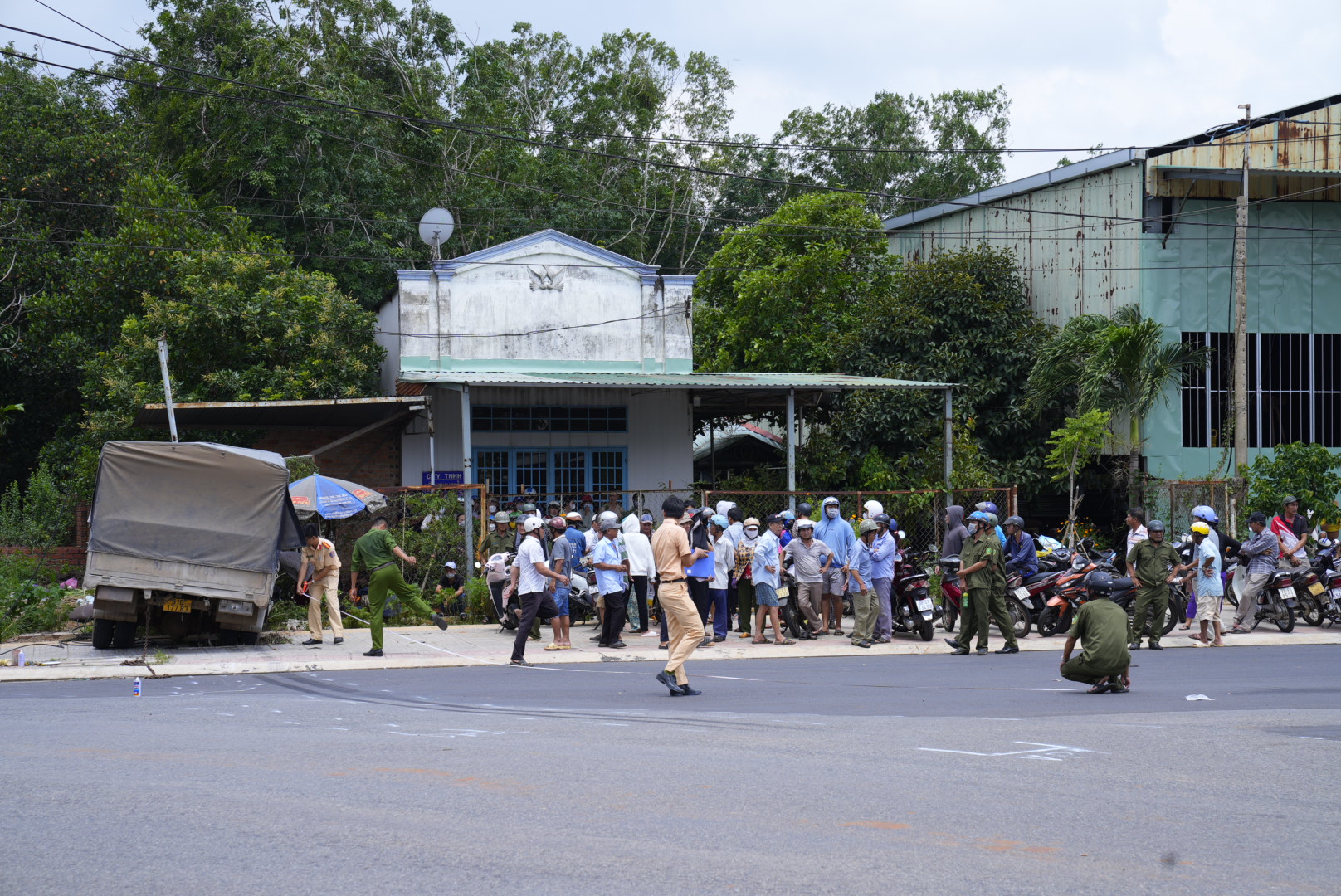 Va chạm với xe tải, người phụ nữ 52 tuổi tử vong tại chỗ- Ảnh 2. Va chạm với xe tải, người phụ nữ 52 tuổi tử vong tại chỗ- Ảnh 2.