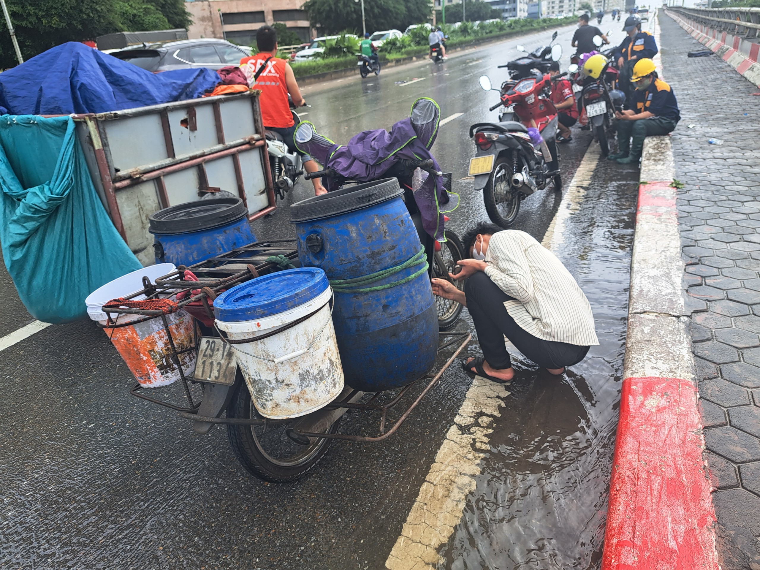 Hết mưa, đường H&agrave; Nội vẫn như s&ocirc;ng, xe chết m&aacute;y h&agrave;ng loạt- Ảnh 3.