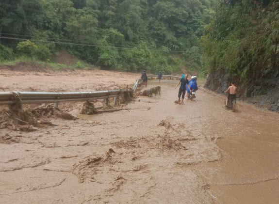 28 tuyến đường ở Sơn La hư hỏng do b&atilde;o số 2- Ảnh 2.