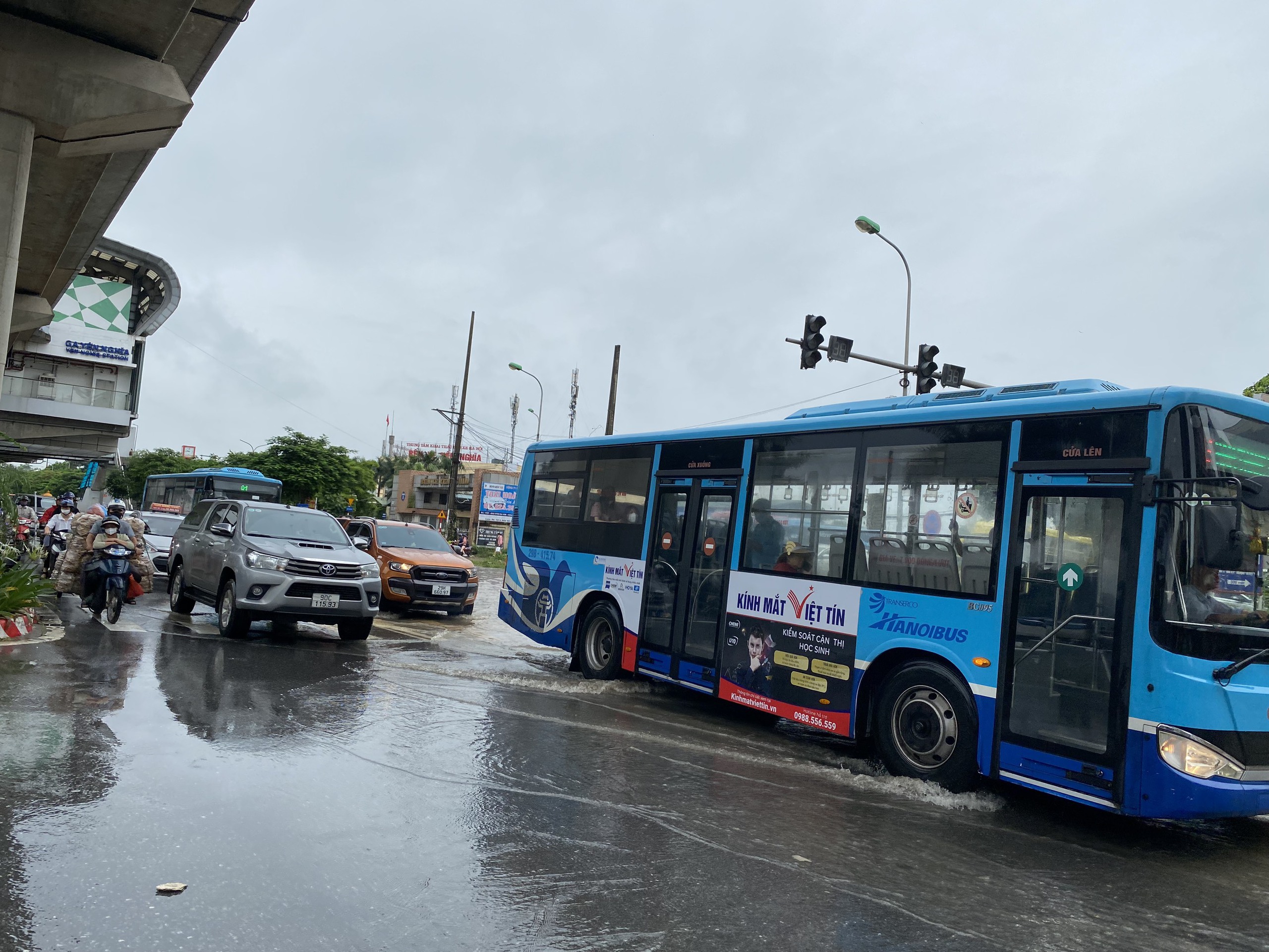 Hết mưa, đường H&agrave; Nội vẫn như s&ocirc;ng, xe chết m&aacute;y h&agrave;ng loạt- Ảnh 9.