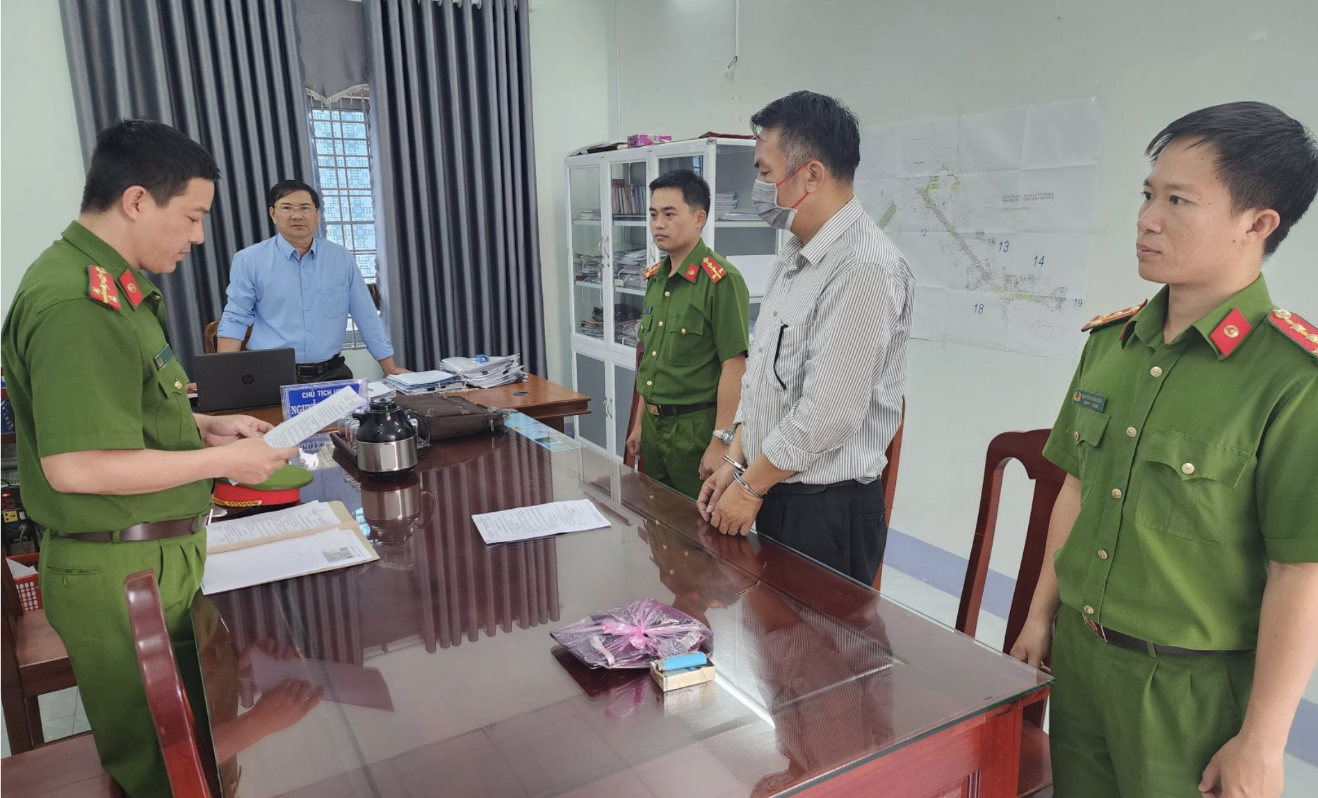 Nguy&ecirc;n chủ tịch x&atilde; bị đề nghị xử l&yacute; v&igrave; x&aacute;c nhận cư tr&uacute; khống- Ảnh 1.