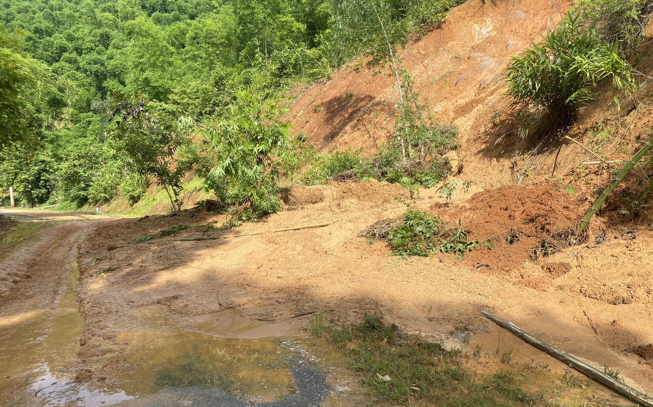 Mưa lũ g&acirc;y sạt lở, hư hỏng nhiều tuyến đường ở miền n&uacute;i Thanh H&oacute;a- Ảnh 1.