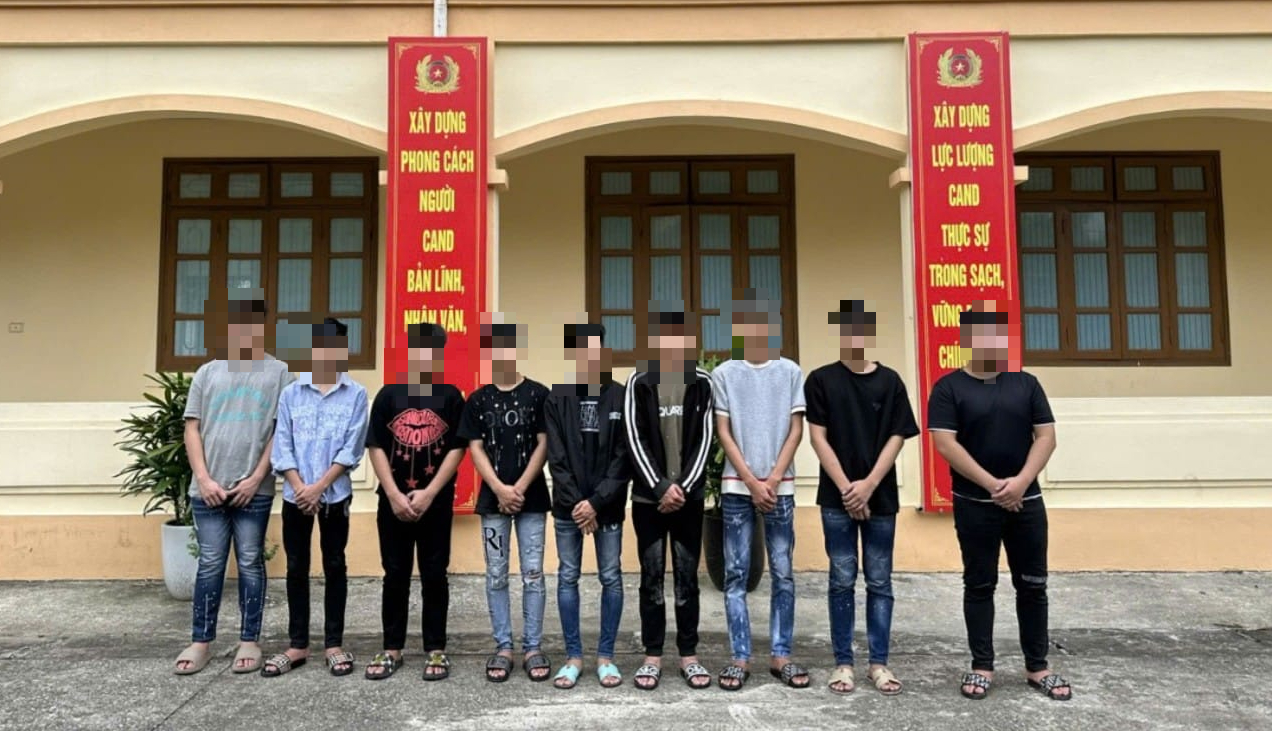 H&agrave;ng chục thanh, thiếu ni&ecirc;n đi xe m&aacute;y chặn đ&aacute;nh người đi đường- Ảnh 1.