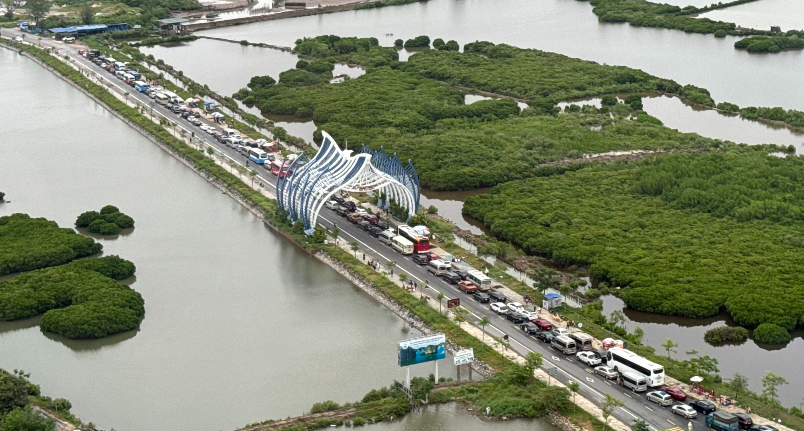 Ph&agrave; Đồng B&agrave;i - C&aacute;i Viềng chạy hết c&ocirc;ng suất, &ocirc; t&ocirc; xếp h&agrave;ng d&agrave;i rời khỏi C&aacute;t B&agrave;- Ảnh 2.