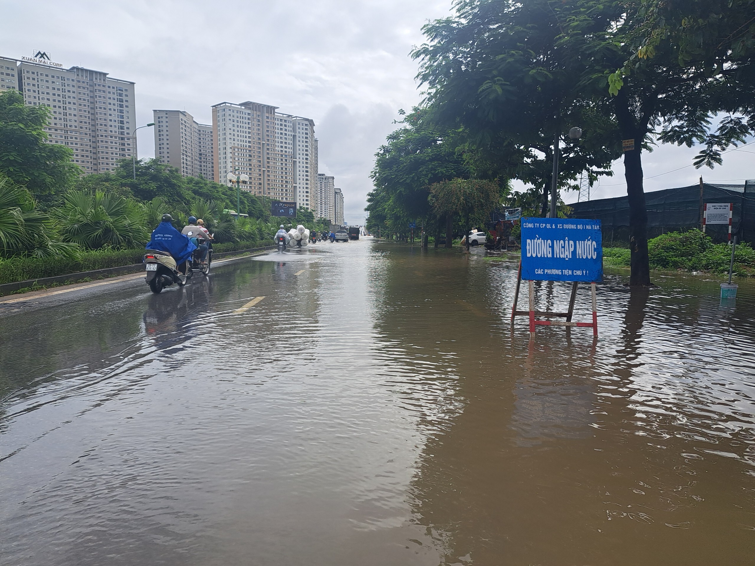 Hết mưa, đường H&agrave; Nội vẫn như s&ocirc;ng, xe chết m&aacute;y h&agrave;ng loạt- Ảnh 5.
