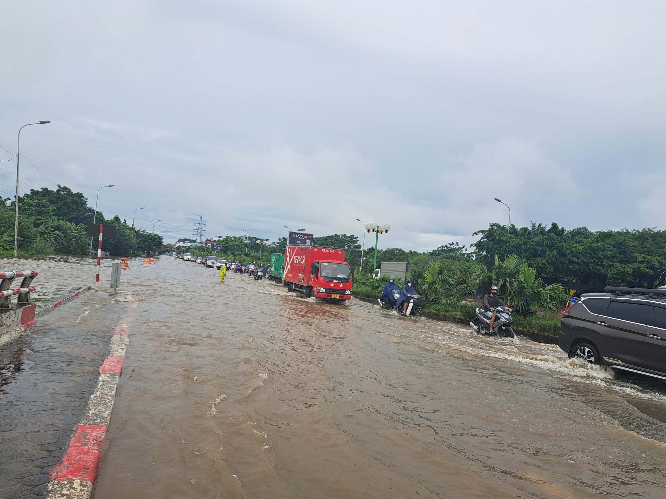 Hết mưa, đường H&agrave; Nội vẫn như s&ocirc;ng, xe chết m&aacute;y h&agrave;ng loạt- Ảnh 7.