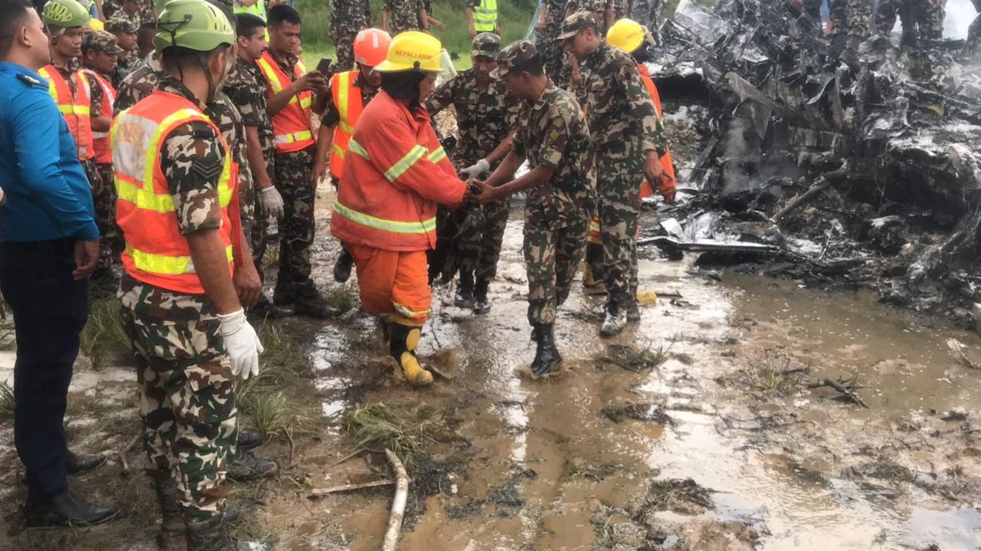 To&agrave;n cảnh hiện trường vụ rơi m&aacute;y bay 18 người chết ở Nepal- Ảnh 3.