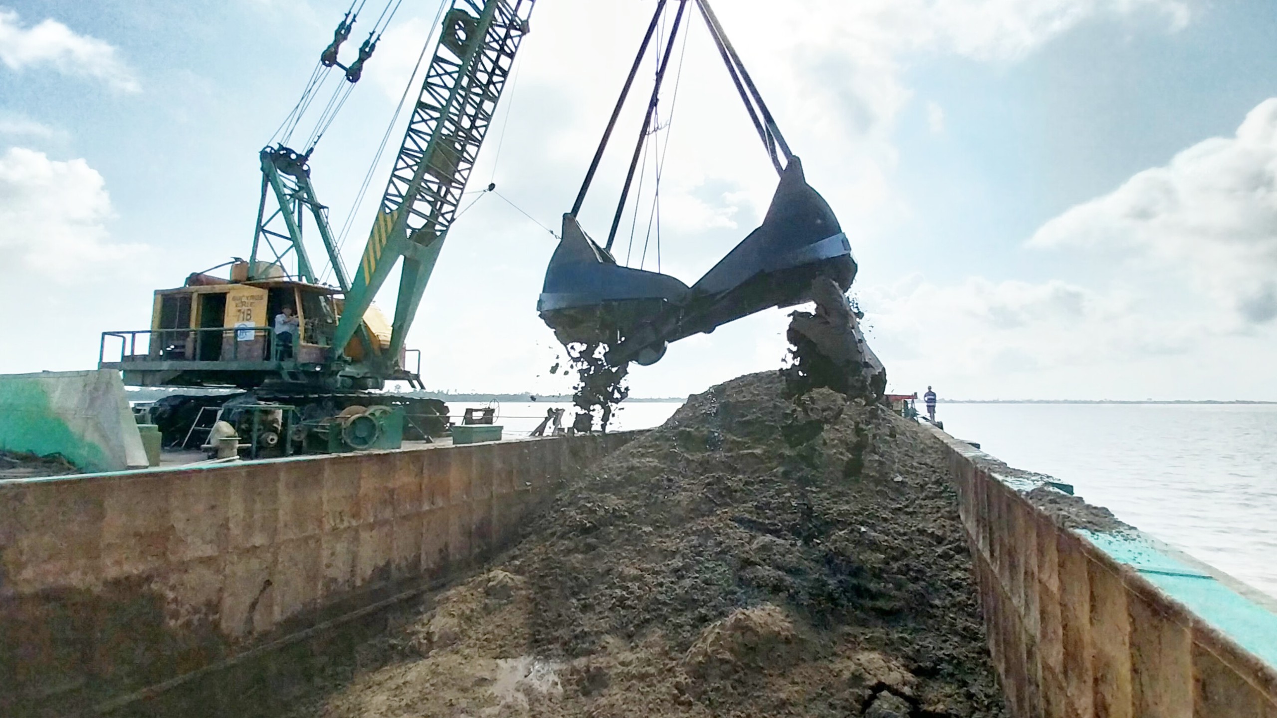 Một mỏ c&aacute;t ở Đồng Th&aacute;p được khai th&aacute;c trở lại, phục vụ thi c&ocirc;ng cao tốc- Ảnh 2.