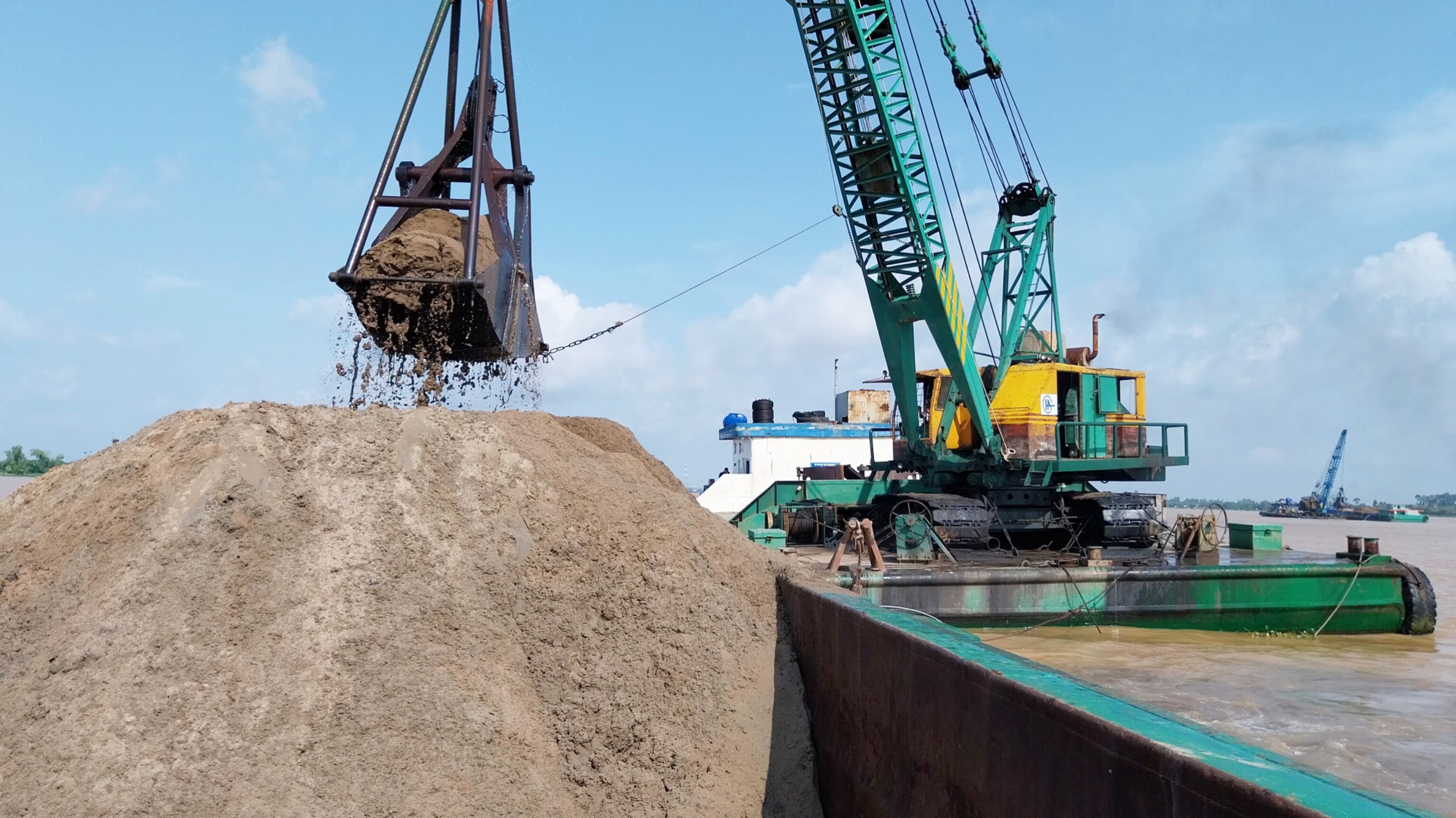 Một mỏ c&aacute;t ở Đồng Th&aacute;p được khai th&aacute;c trở lại, phục vụ thi c&ocirc;ng cao tốc- Ảnh 1.