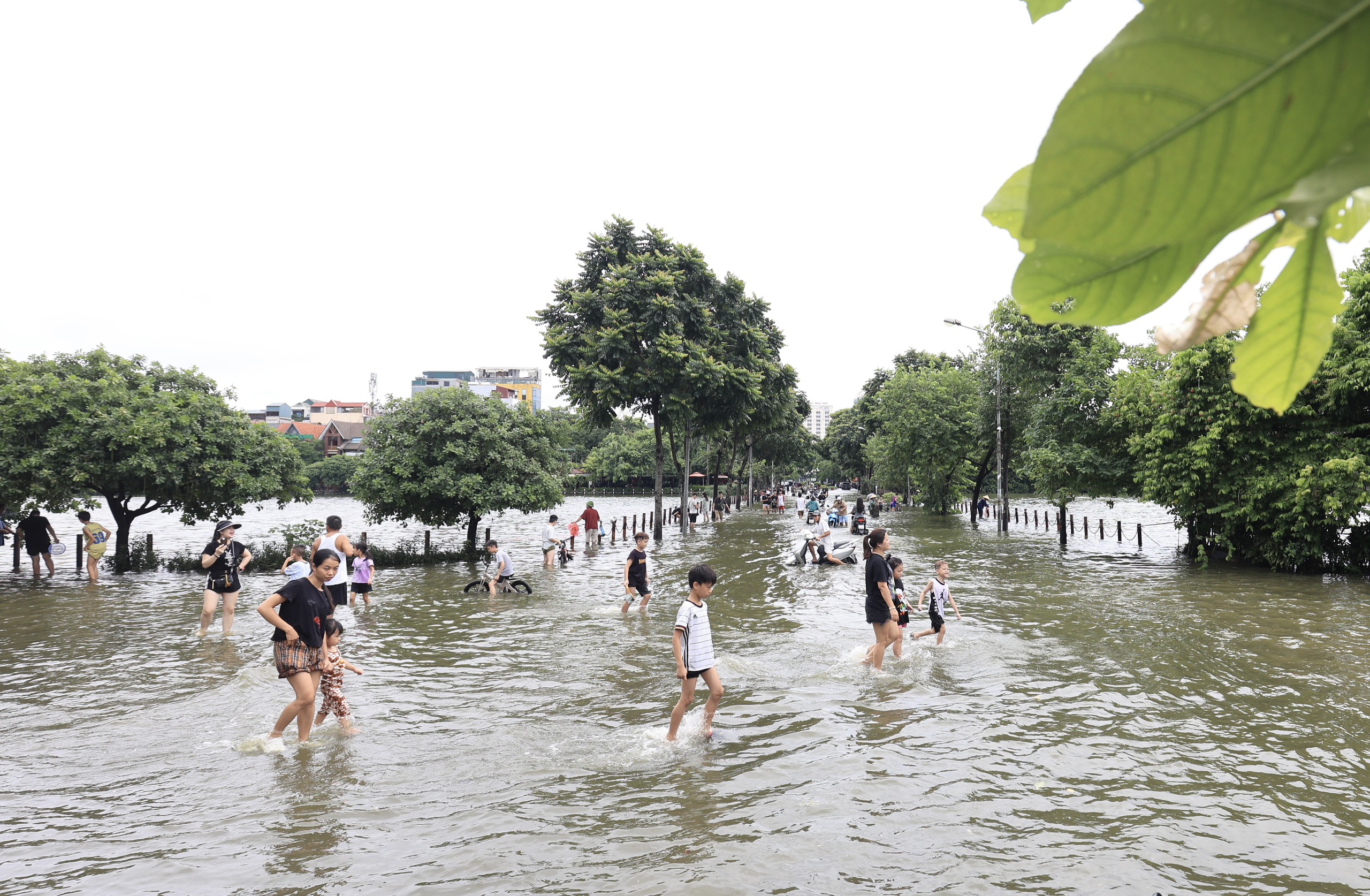 Hết mưa, đường H&agrave; Nội vẫn như s&ocirc;ng, xe chết m&aacute;y h&agrave;ng loạt- Ảnh 12.