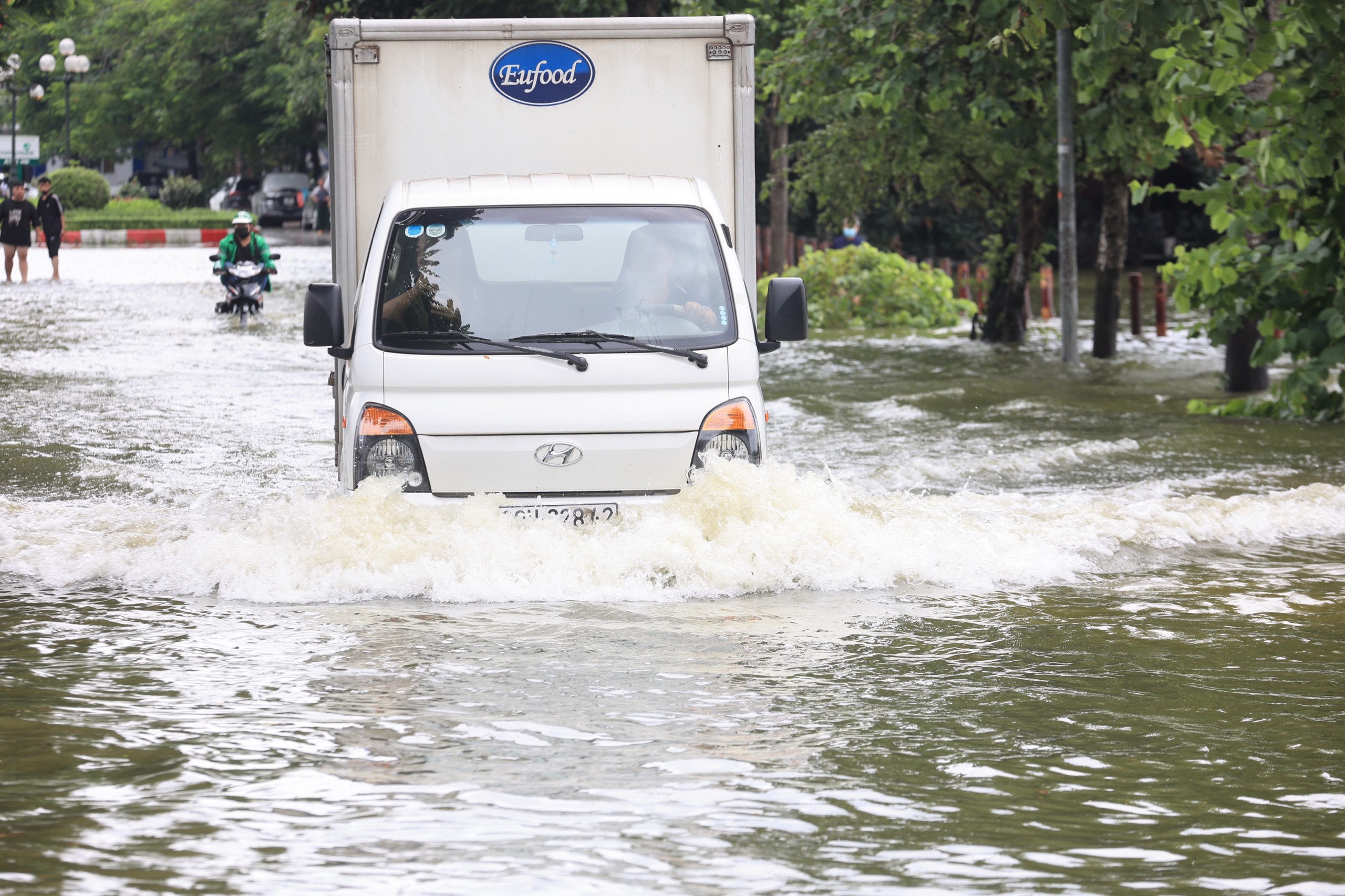 Hết mưa, đường H&agrave; Nội vẫn như s&ocirc;ng, xe chết m&aacute;y h&agrave;ng loạt- Ảnh 16.