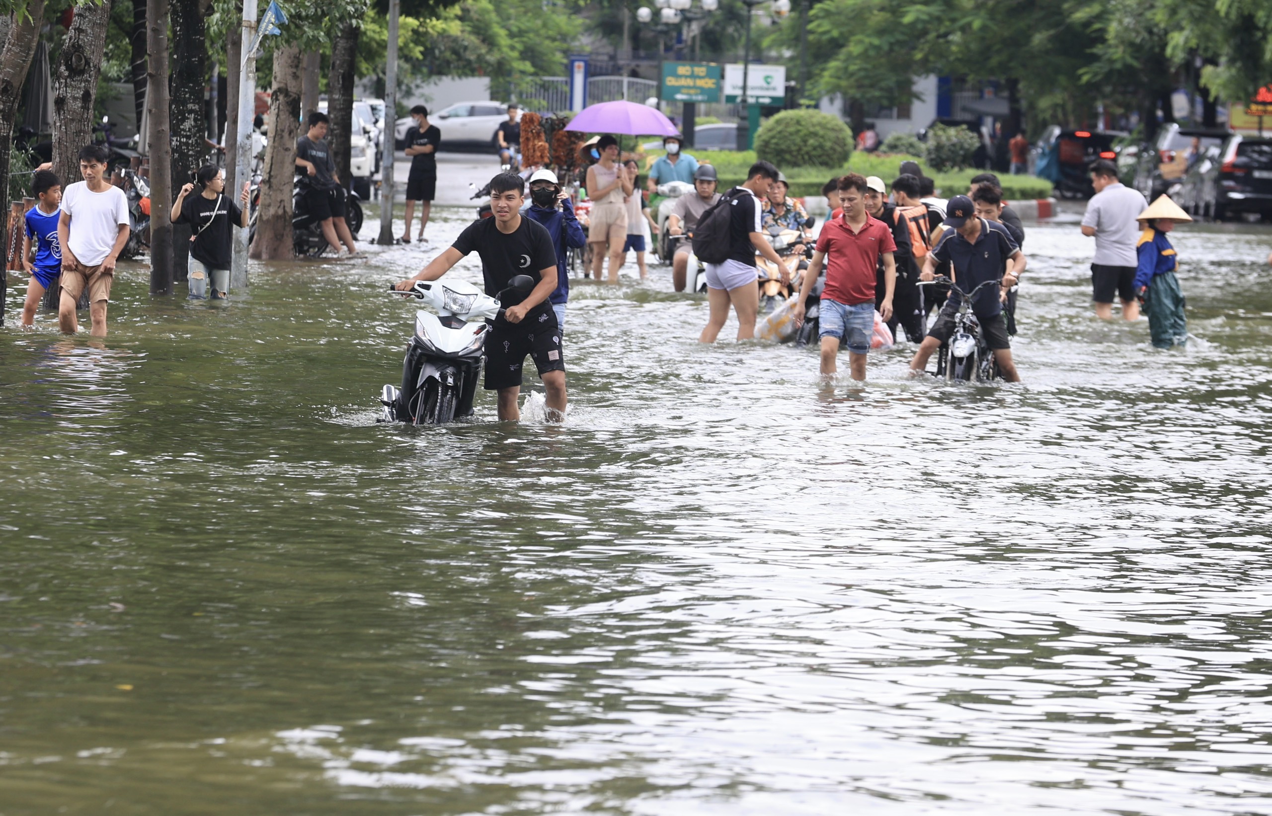 Hết mưa, đường H&agrave; Nội vẫn như s&ocirc;ng, xe chết m&aacute;y h&agrave;ng loạt- Ảnh 15.