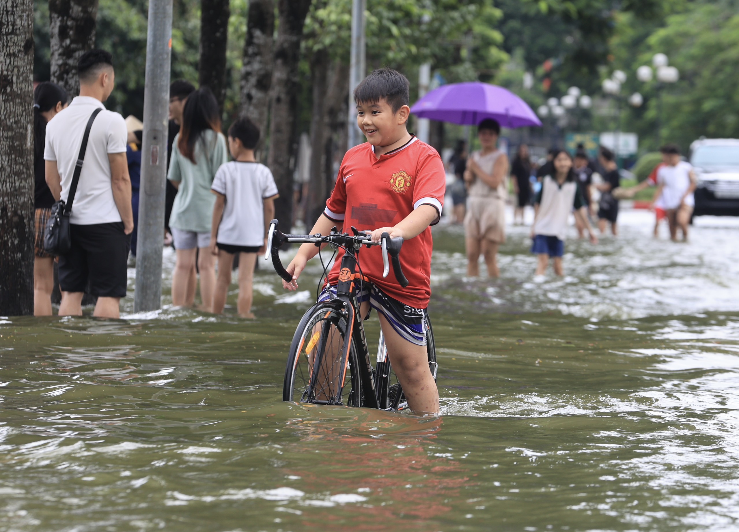 Hết mưa, đường H&agrave; Nội vẫn như s&ocirc;ng, xe chết m&aacute;y h&agrave;ng loạt- Ảnh 18.