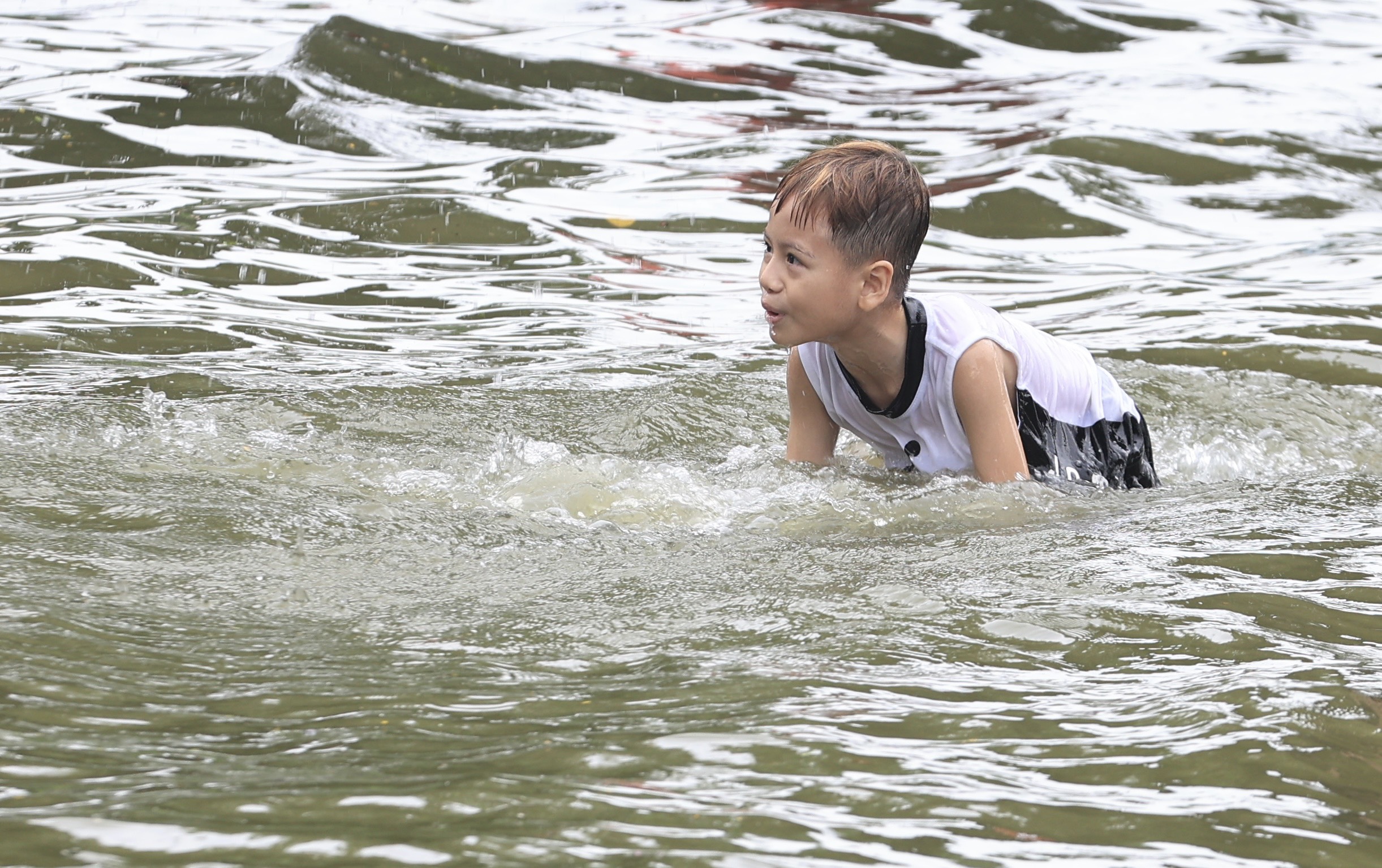 Hết mưa, đường H&agrave; Nội vẫn như s&ocirc;ng, xe chết m&aacute;y h&agrave;ng loạt- Ảnh 17.