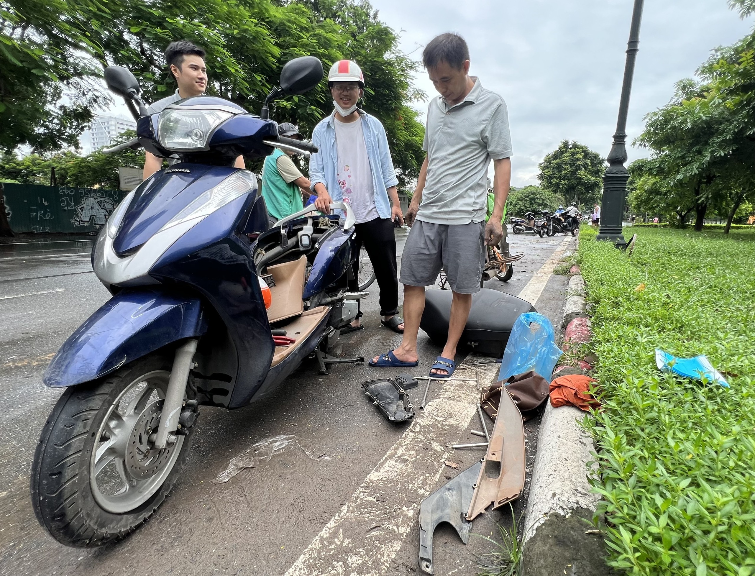 Hết mưa, đường H&agrave; Nội vẫn như s&ocirc;ng, xe chết m&aacute;y h&agrave;ng loạt- Ảnh 19.