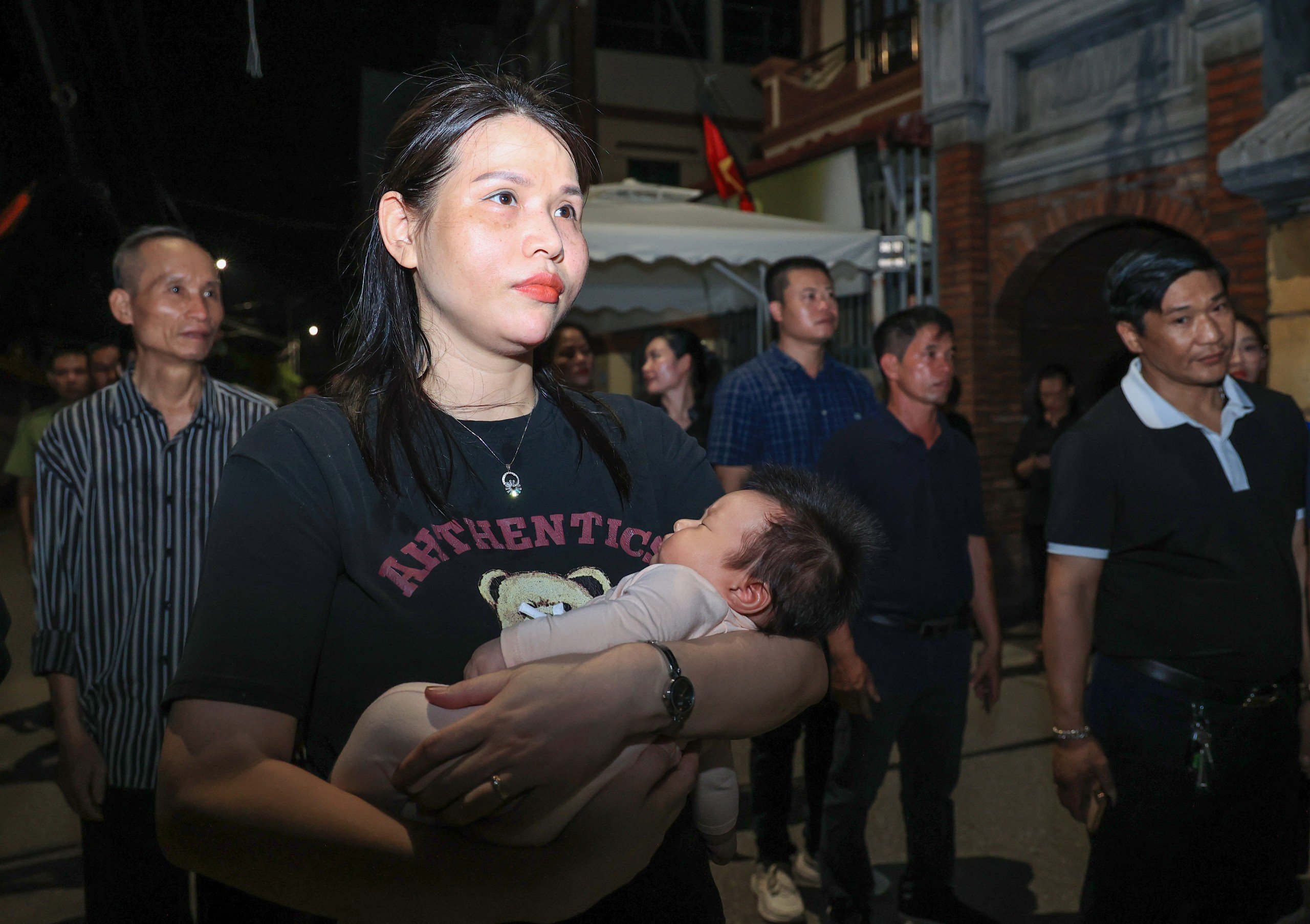 Những em b&eacute; ki&ecirc;n nhẫn xếp h&agrave;ng d&agrave;i trong đ&ecirc;m chờ viếng Tổng B&iacute; thư Nguyễn Ph&uacute; Trọng- Ảnh 6.