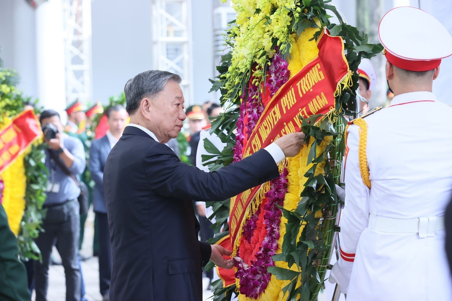 Chủ tịch nước, Thủ tướng, Chủ tịch Quốc hội x&uacute;c động ghi sổ tang Tổng B&iacute; thư- Ảnh 2.