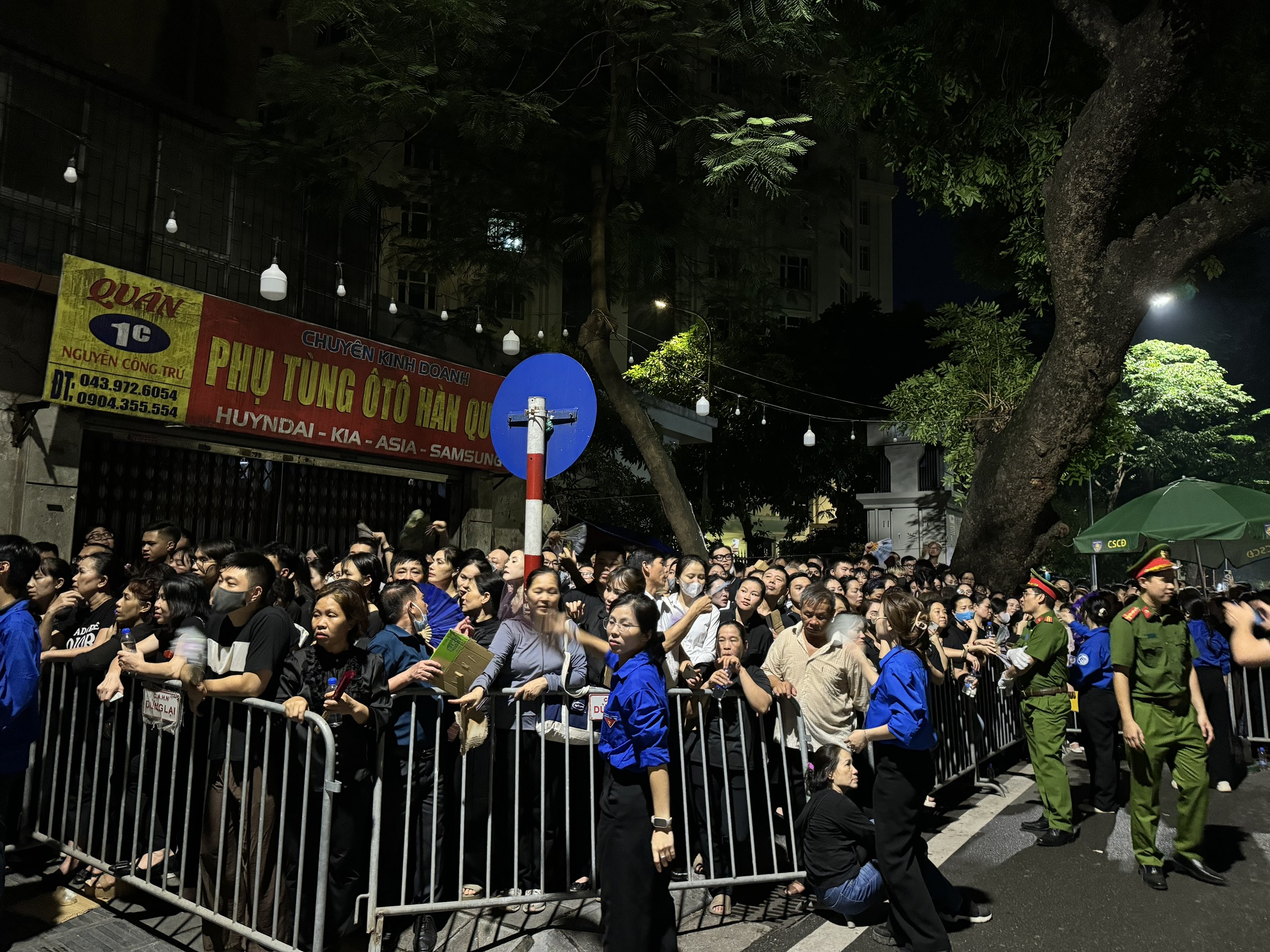 Những em b&eacute; ki&ecirc;n nhẫn xếp h&agrave;ng d&agrave;i trong đ&ecirc;m chờ viếng Tổng B&iacute; thư Nguyễn Ph&uacute; Trọng- Ảnh 10.