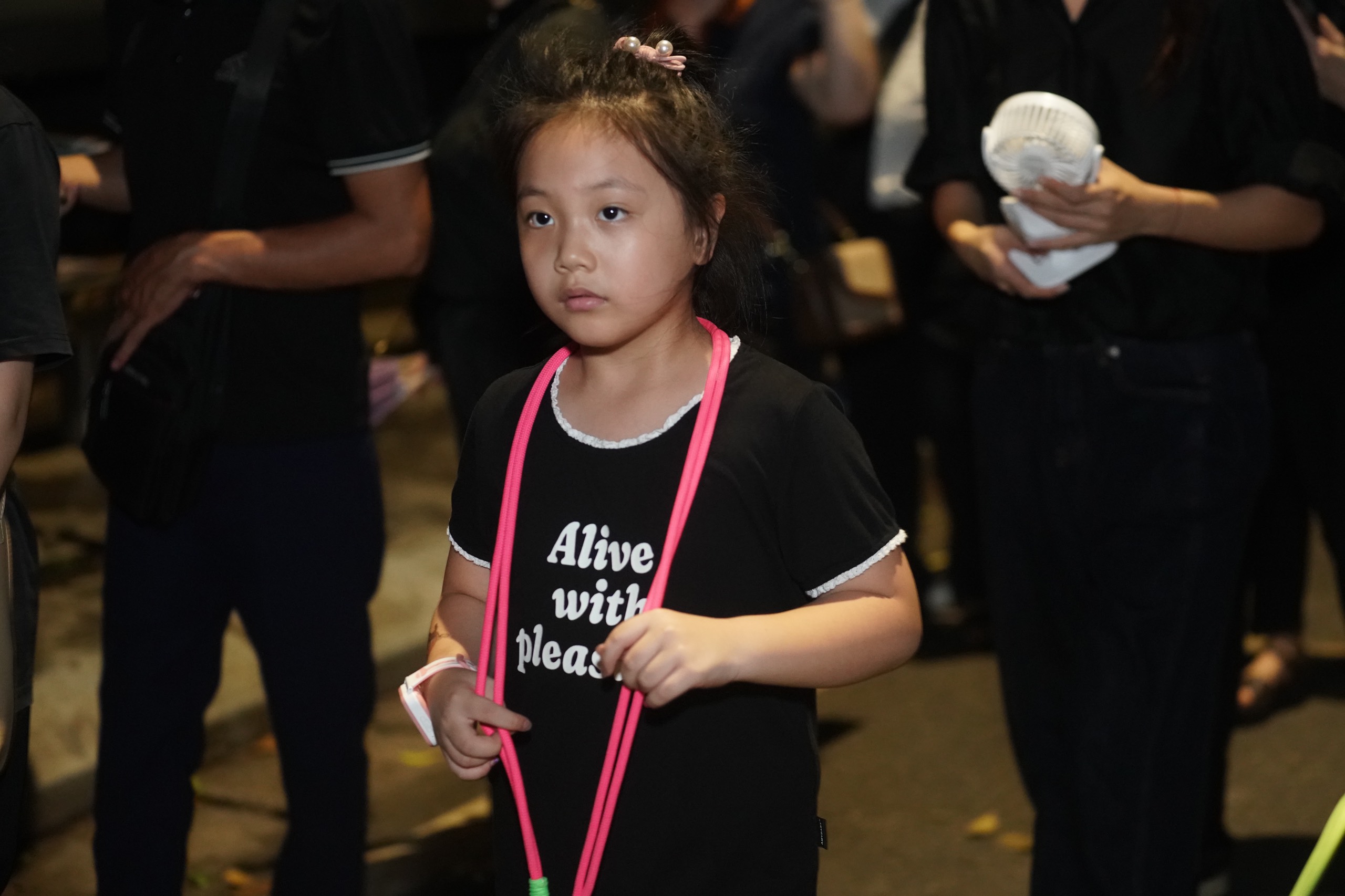 Những em b&eacute; ki&ecirc;n nhẫn xếp h&agrave;ng d&agrave;i trong đ&ecirc;m chờ viếng Tổng B&iacute; thư Nguyễn Ph&uacute; Trọng- Ảnh 5.